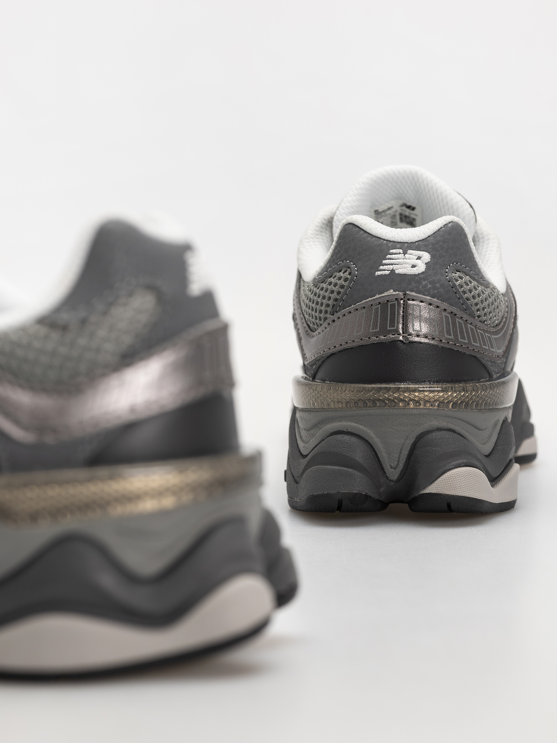 New Balance 9060 JR Shoes (magnet/faded black)
