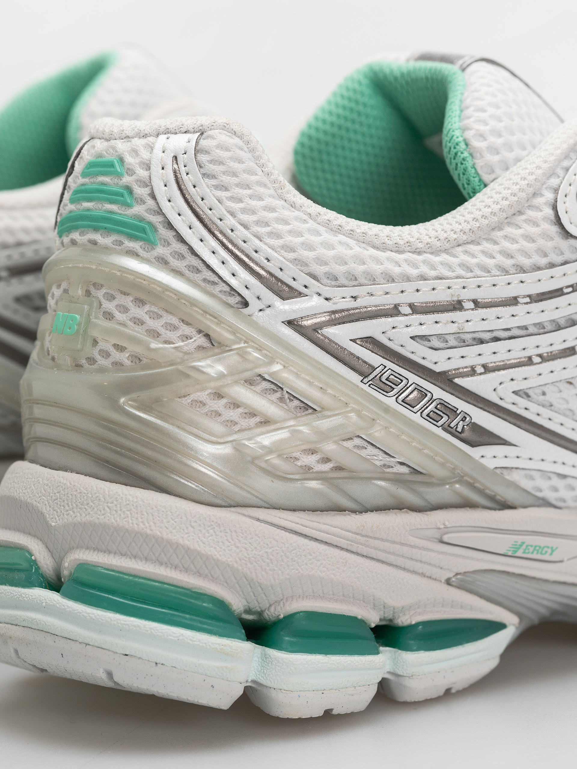 New Balance 1906 Shoes (103 white/deep end)
