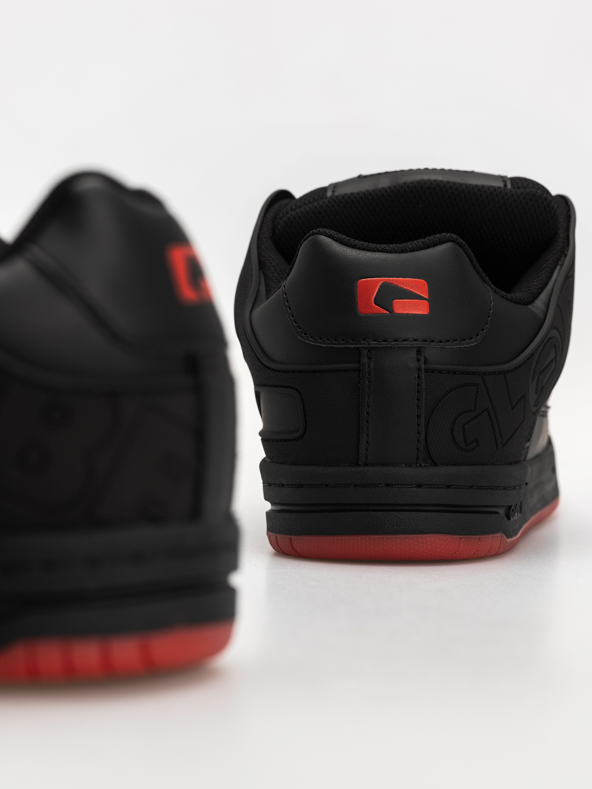 Globe Tilt Schuhe (black/red/charcoal)