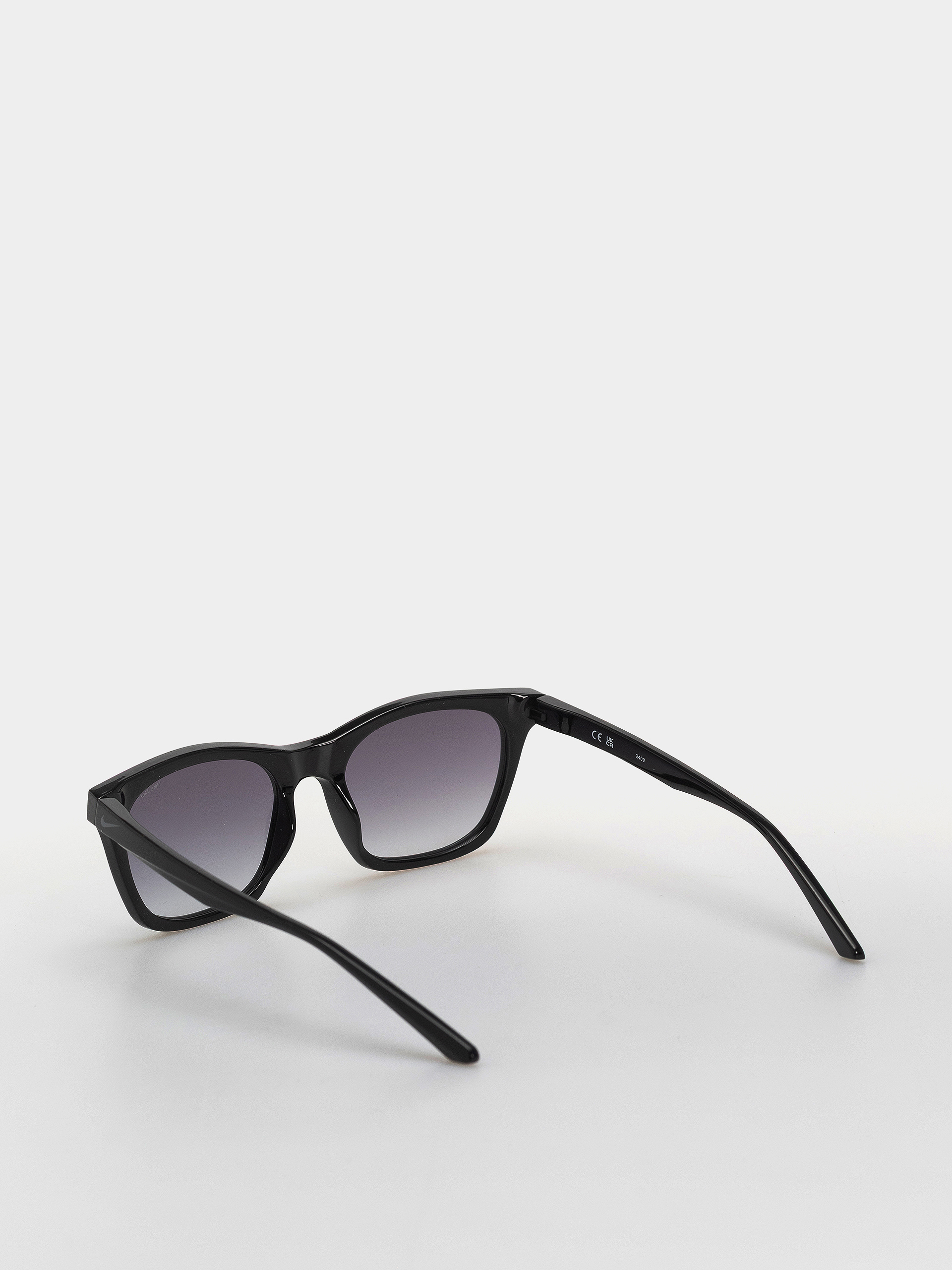 Nike Vital Flow Sunglasses (black/smoke gradient)