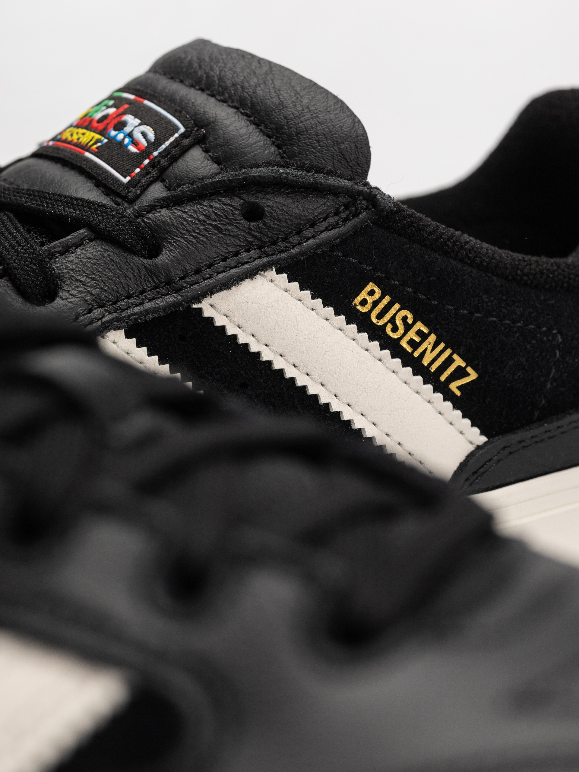 adidas Busenitz Vulc II Schuhe (cblack/cwhite/goldmt)