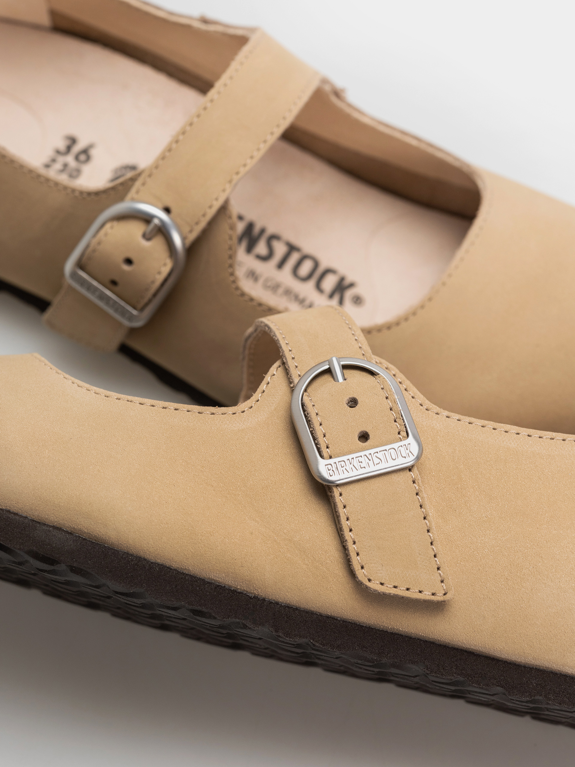 Birkenstock Santa Clarita Nubuck Leather Narrow Wmn Flip-flops (sandcastle)