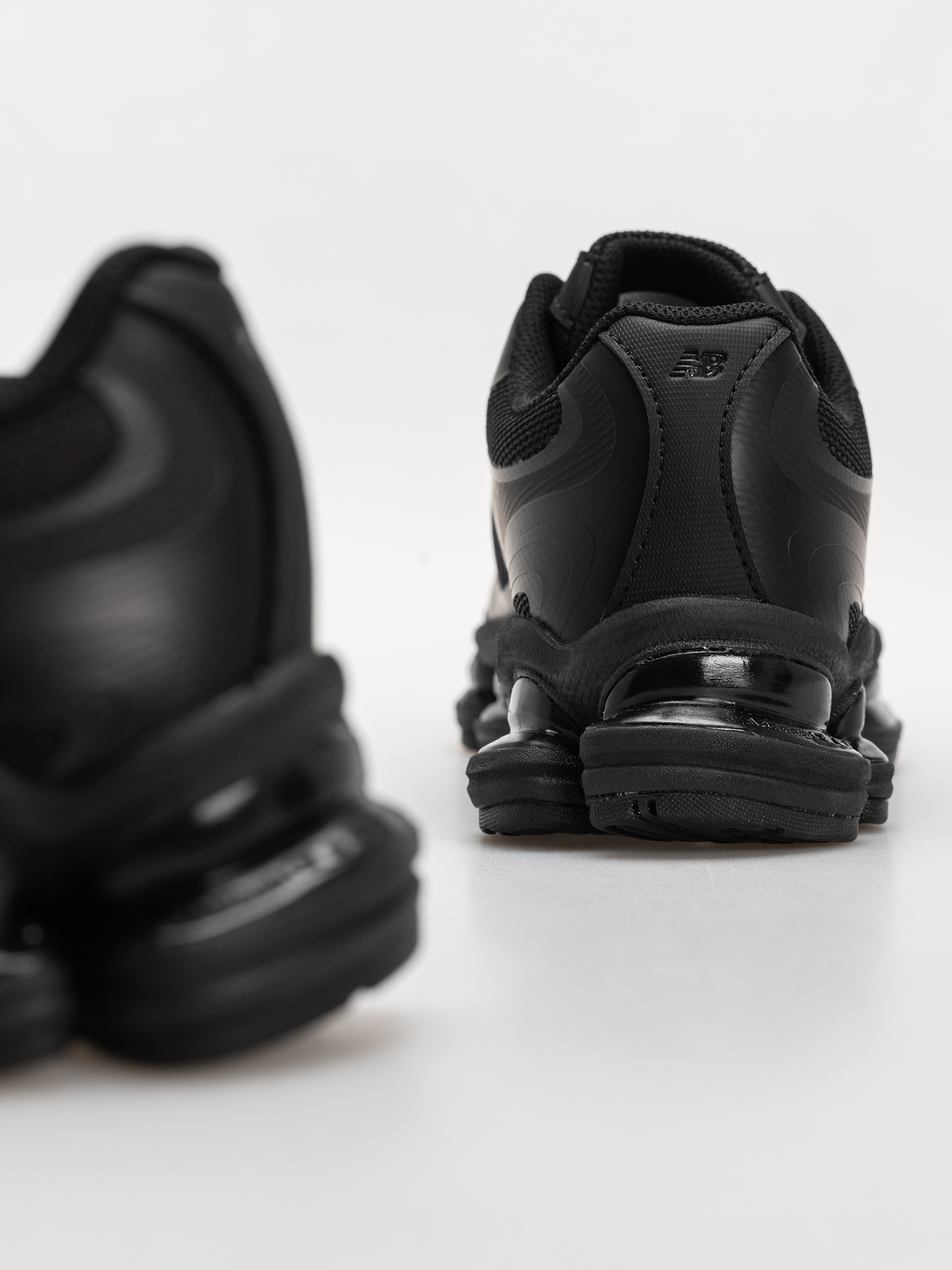 New Balance 2000 Shoes (black/white)