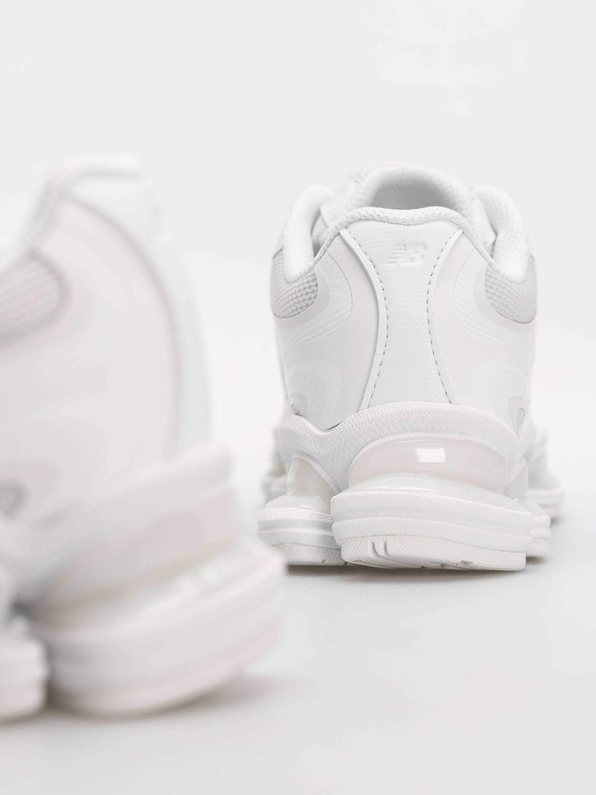 New Balance 2000 Shoes (white/white/black)