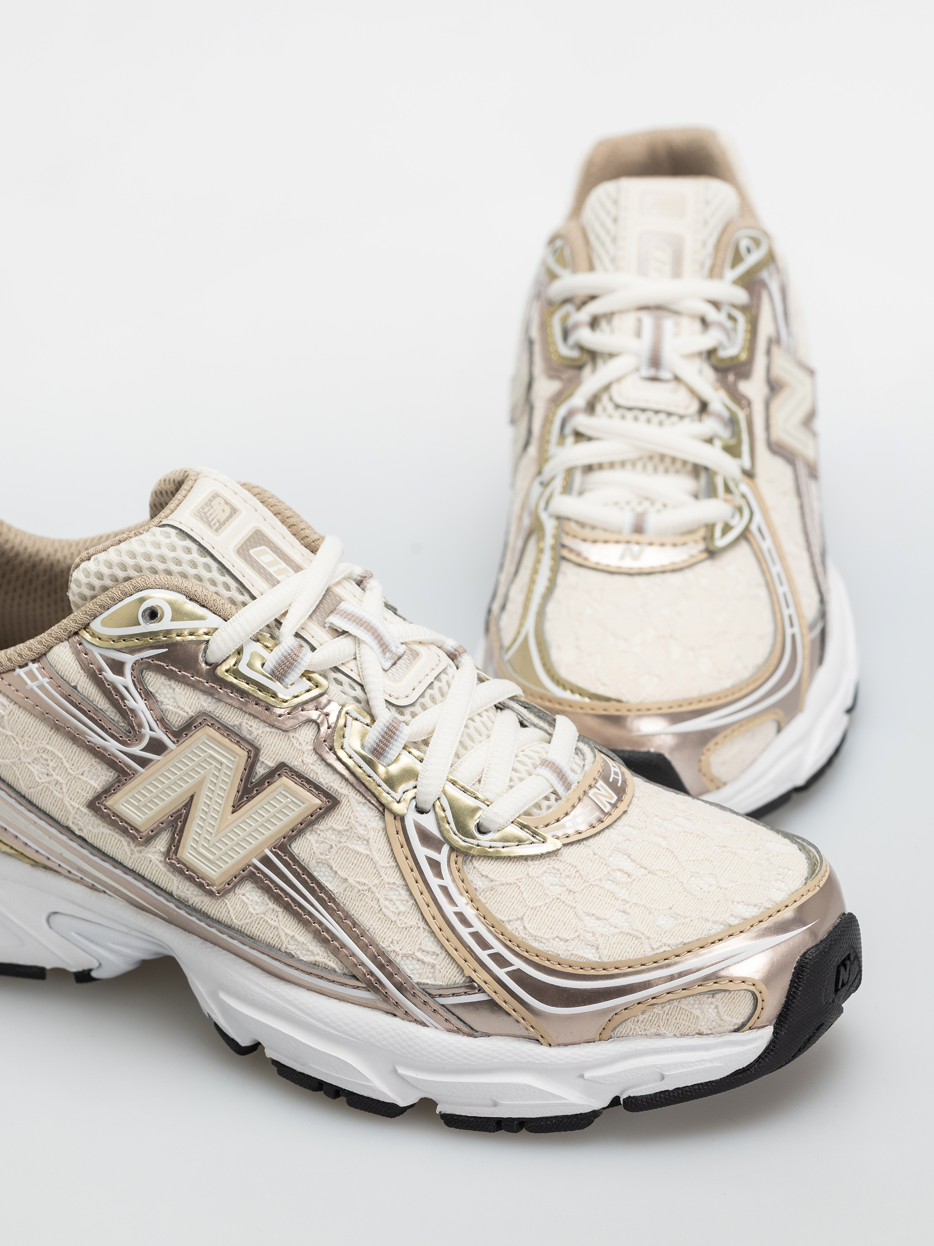 New Balance 740 Shoes (sea salt/silver metallic)