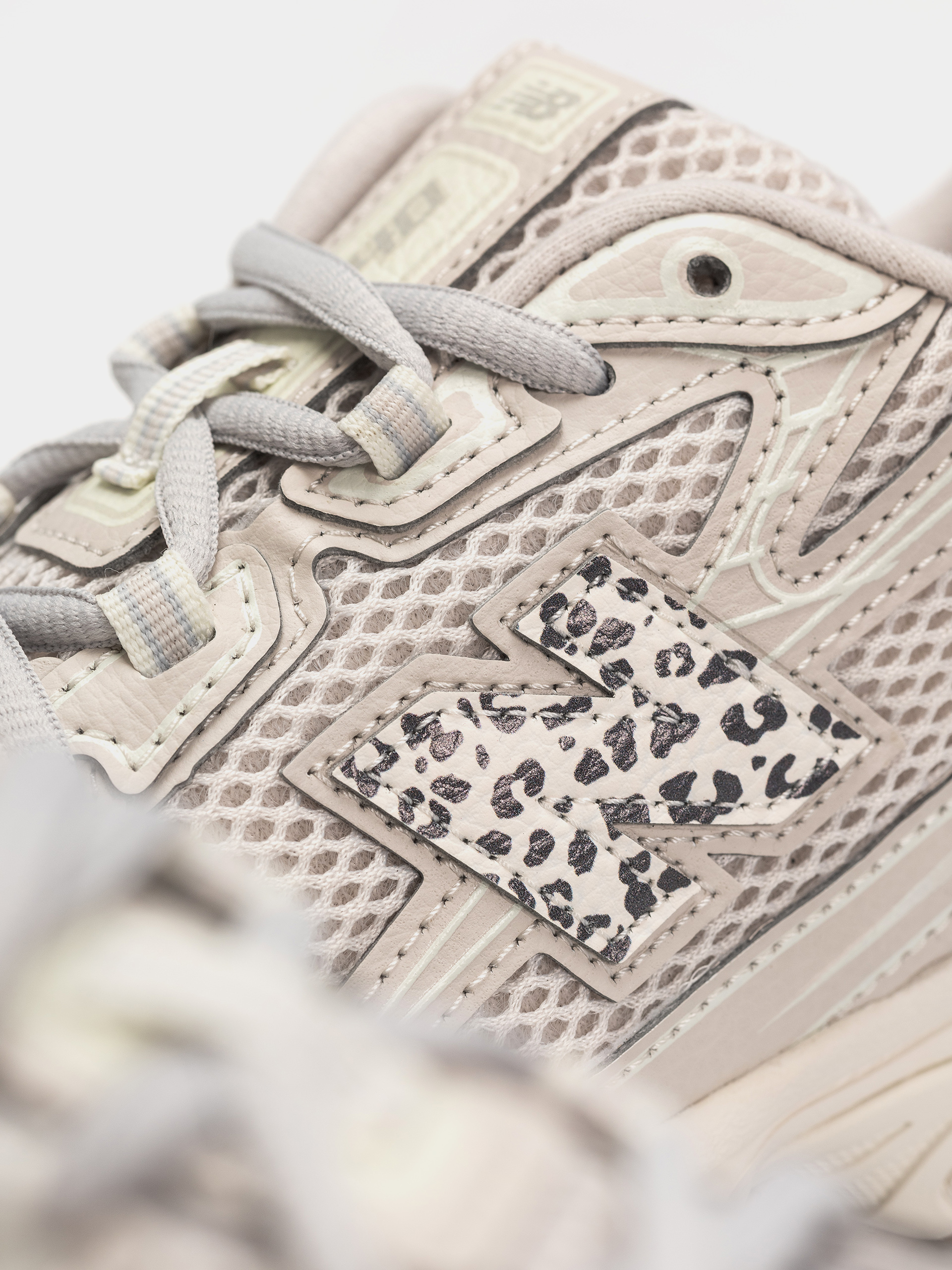 New Balance 740 Shoes (moonbeam/sea salt)