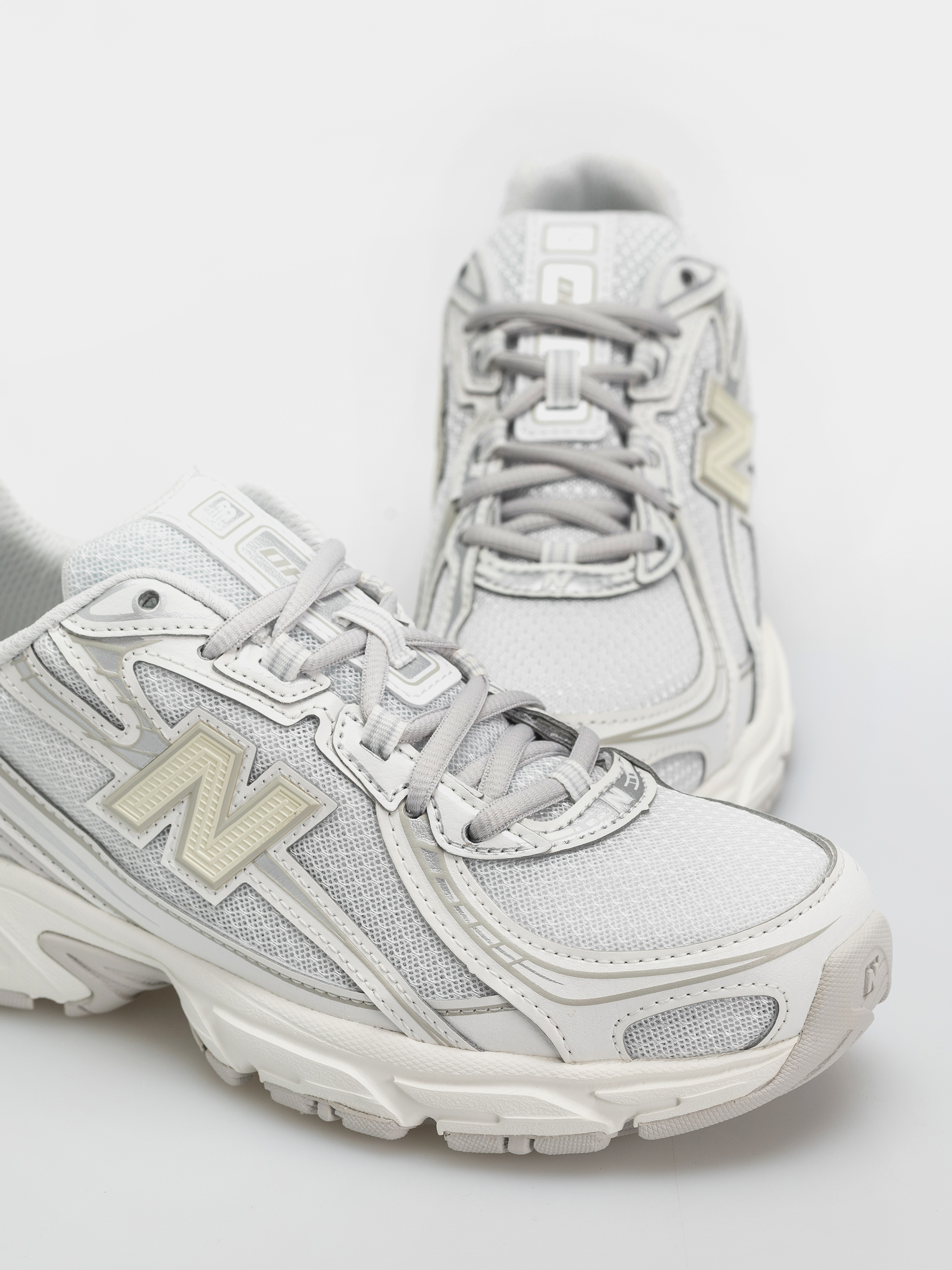 New Balance 740 Shoes (white/silver metallic)