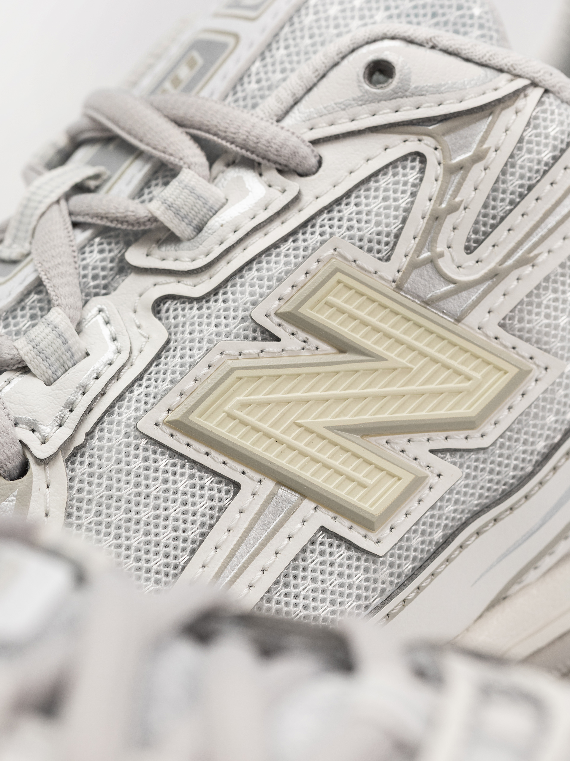 New Balance 740 Shoes (white/silver metallic)