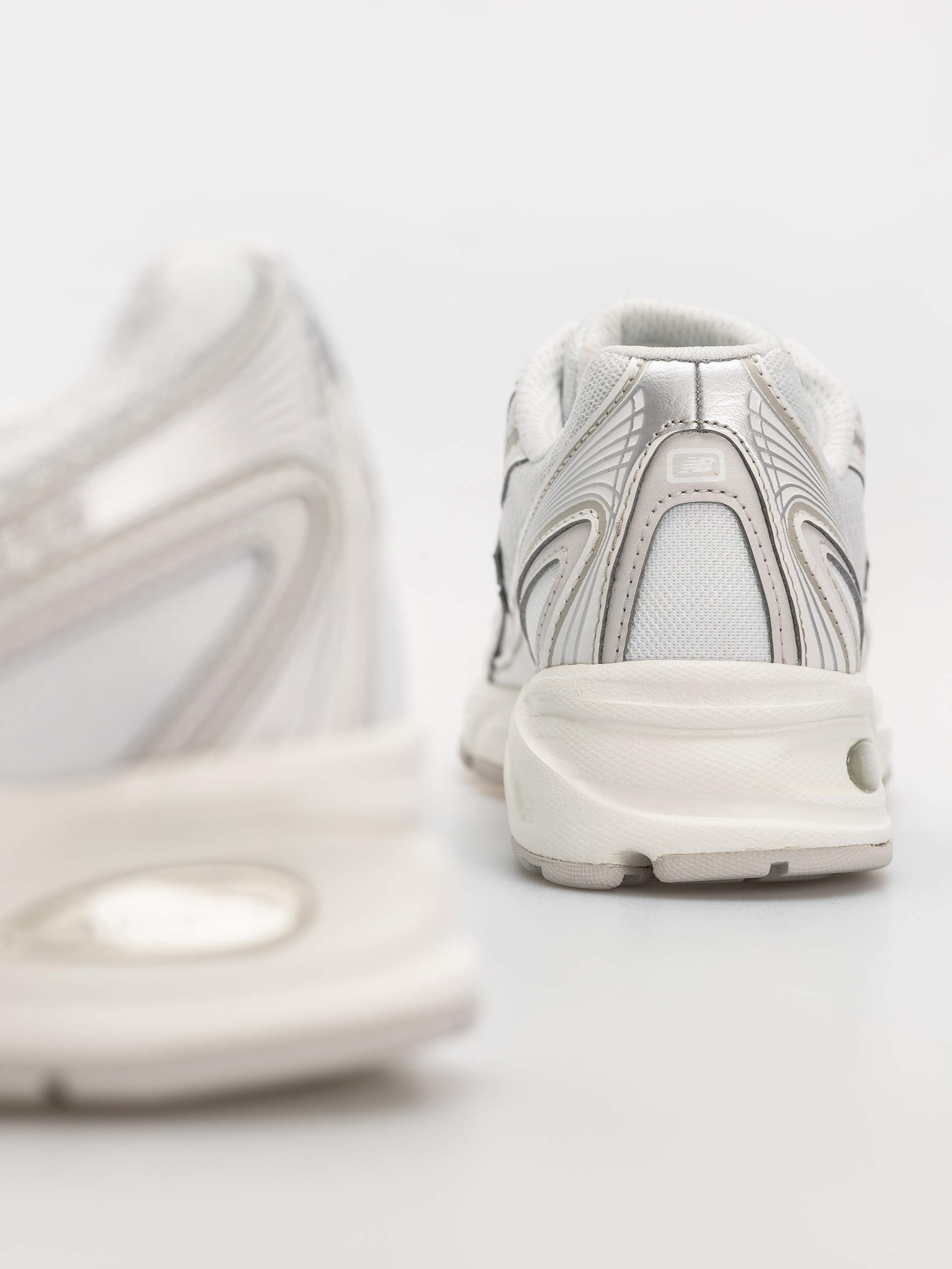 New Balance 740 Shoes (white/silver metallic)