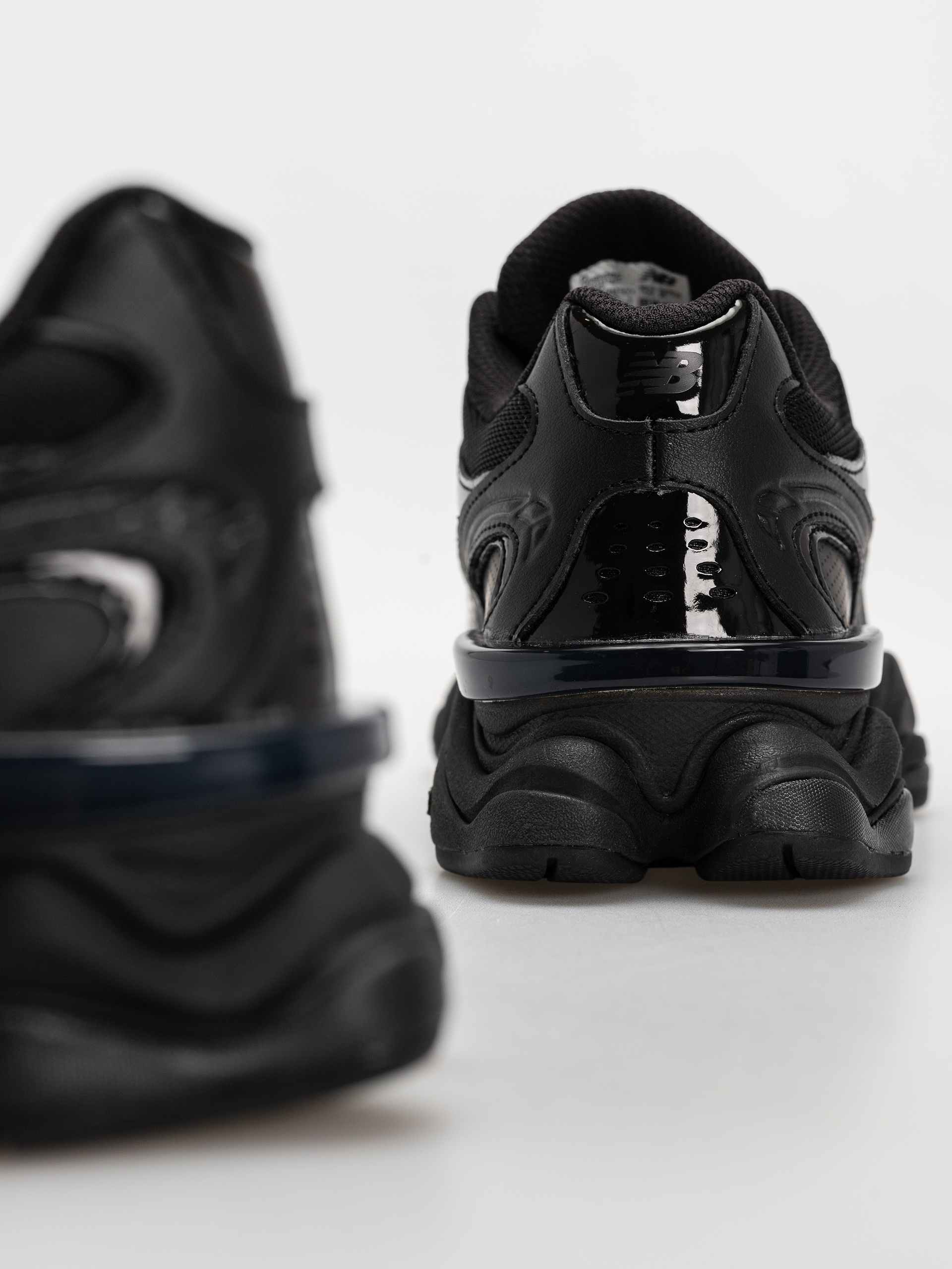 New Balance 9060 Shoes (black/black)