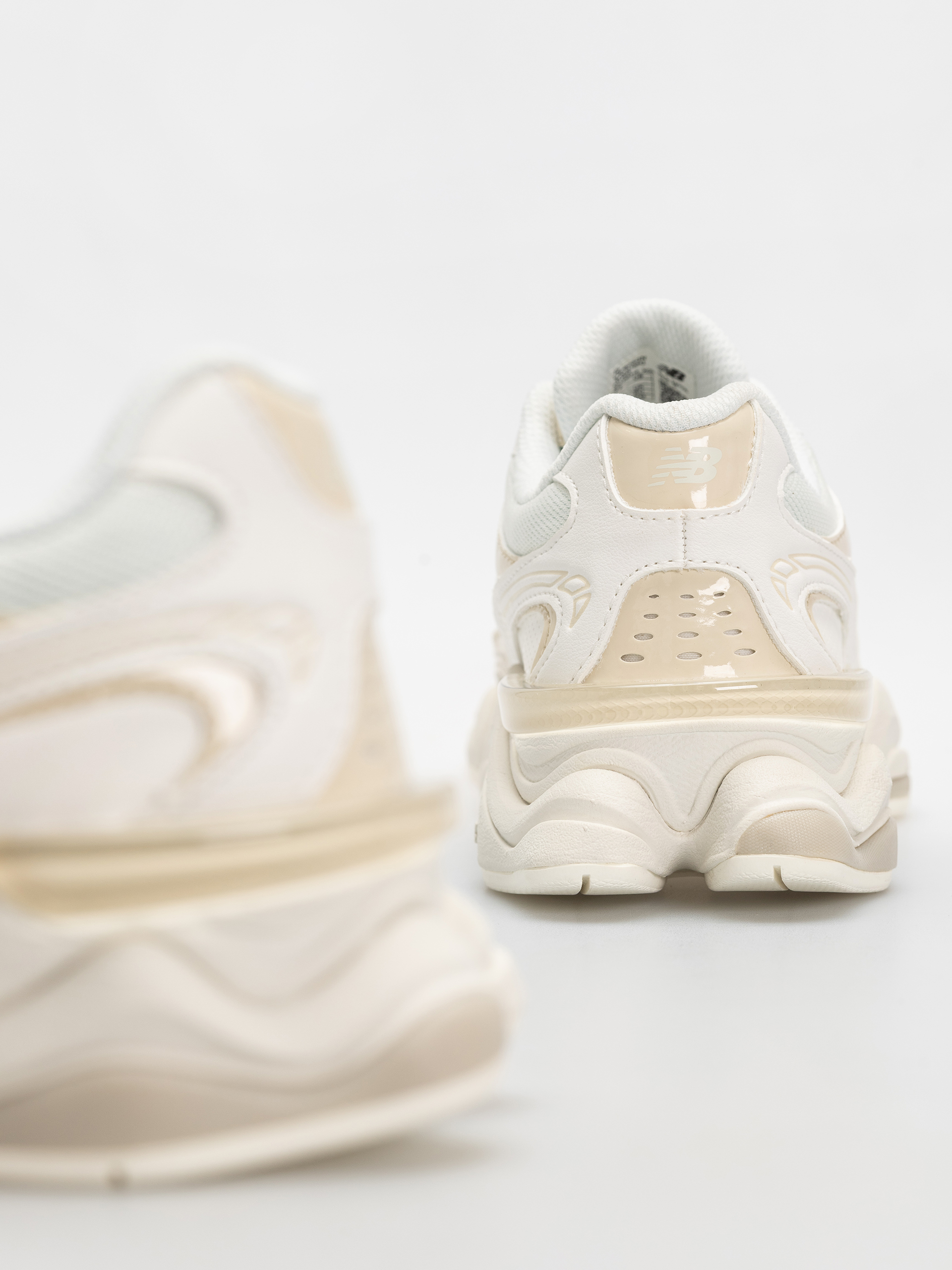 New Balance 9060 Shoes (bone/sea salt)