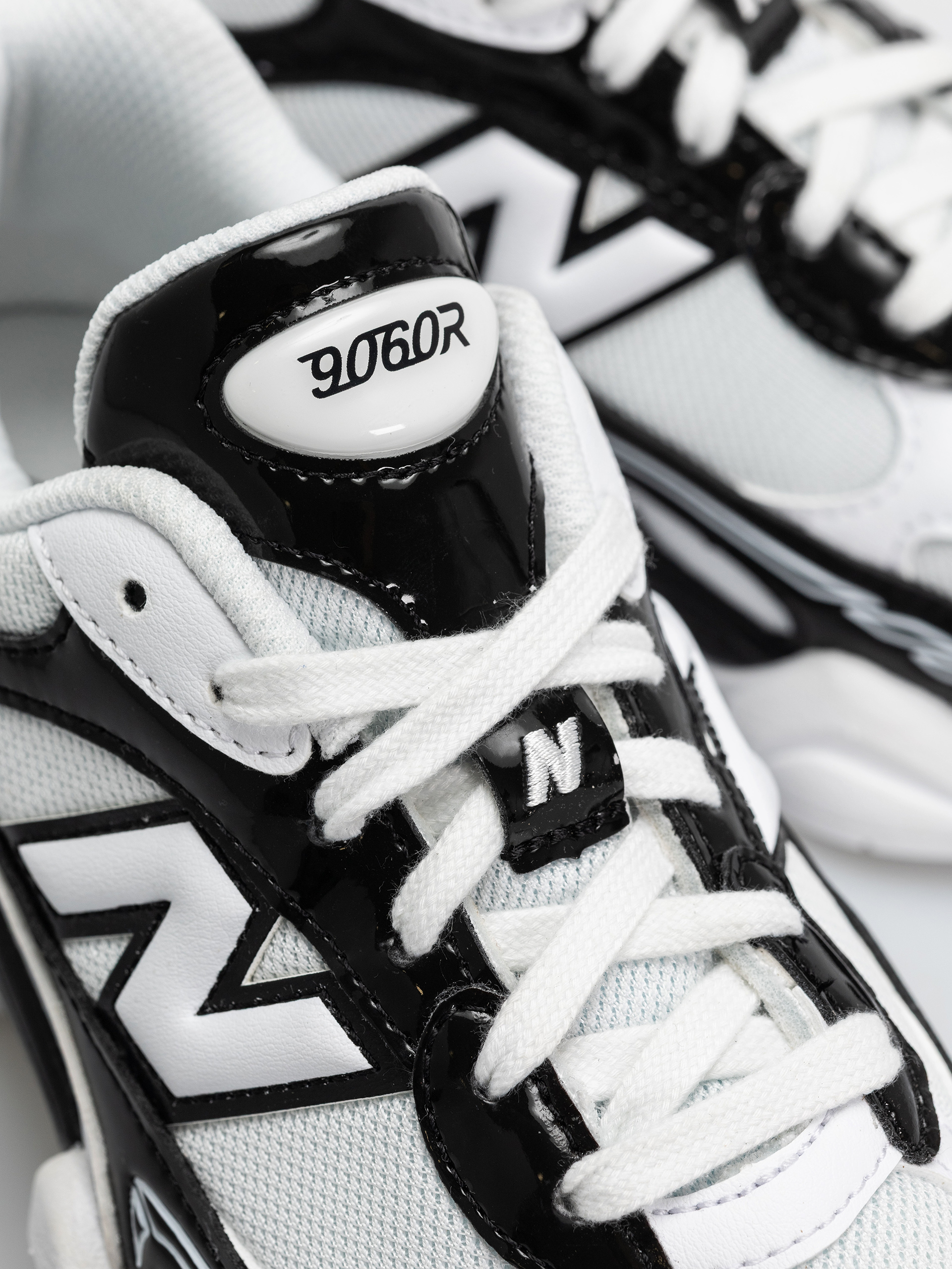 New Balance 9060 Shoes (black/white)