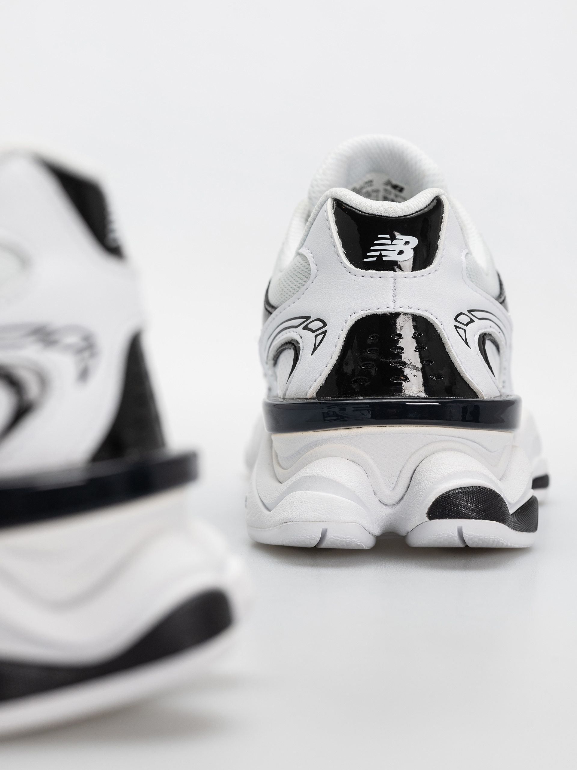 New Balance 9060 Shoes (black/white)