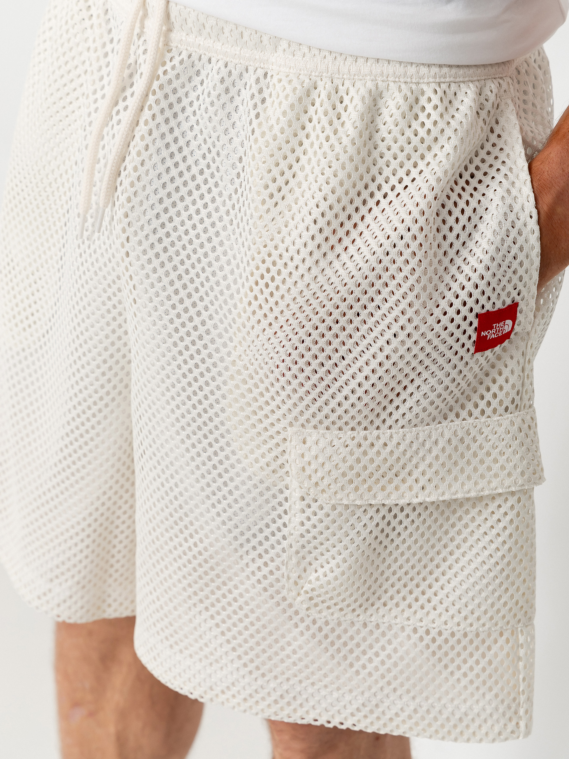 The North Face Tnf Red Box Mesh Utility Shorts (white dune)