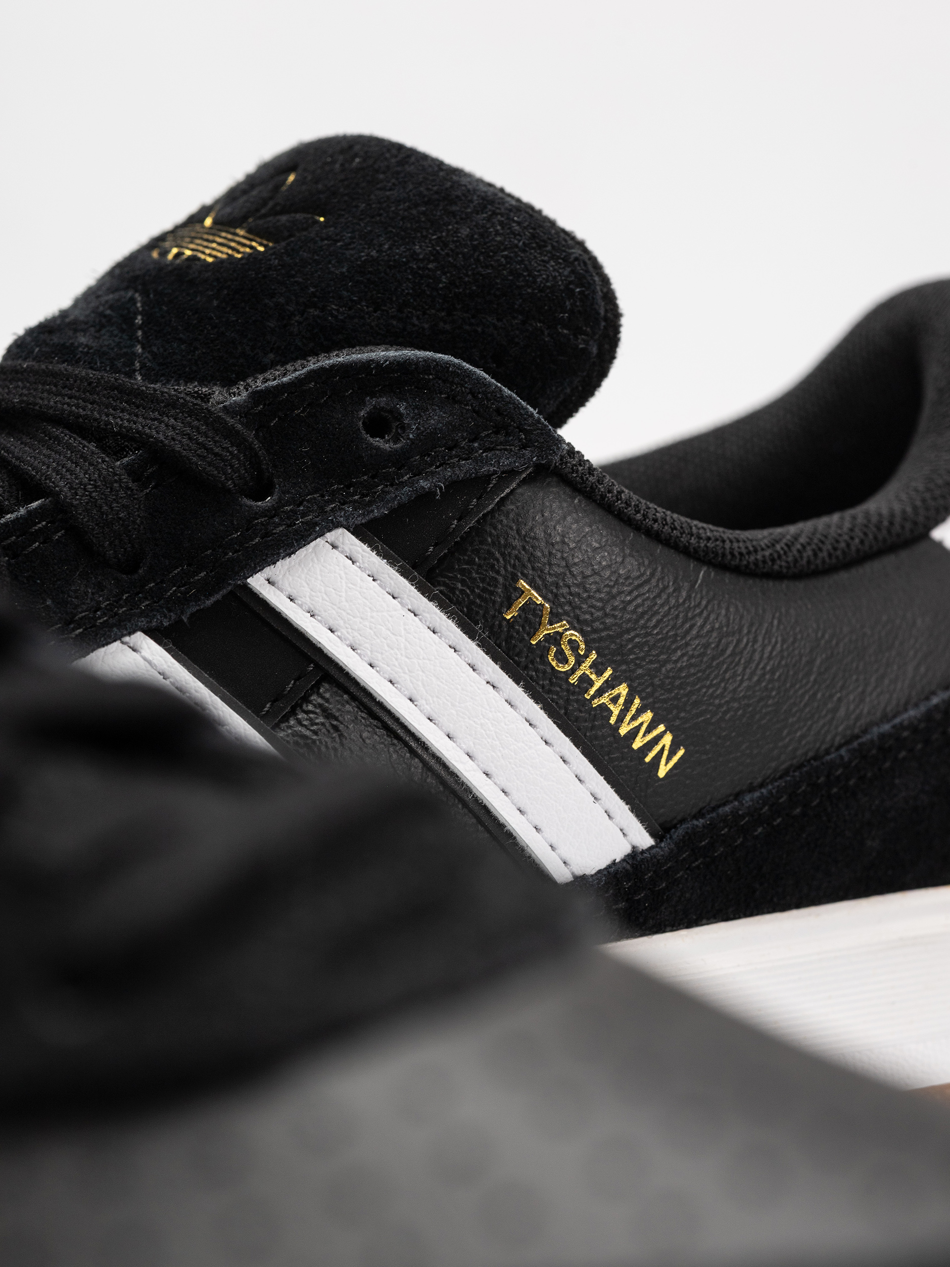 adidas Tyshawn II Schuhe (cblack/ftwwht/gum4)