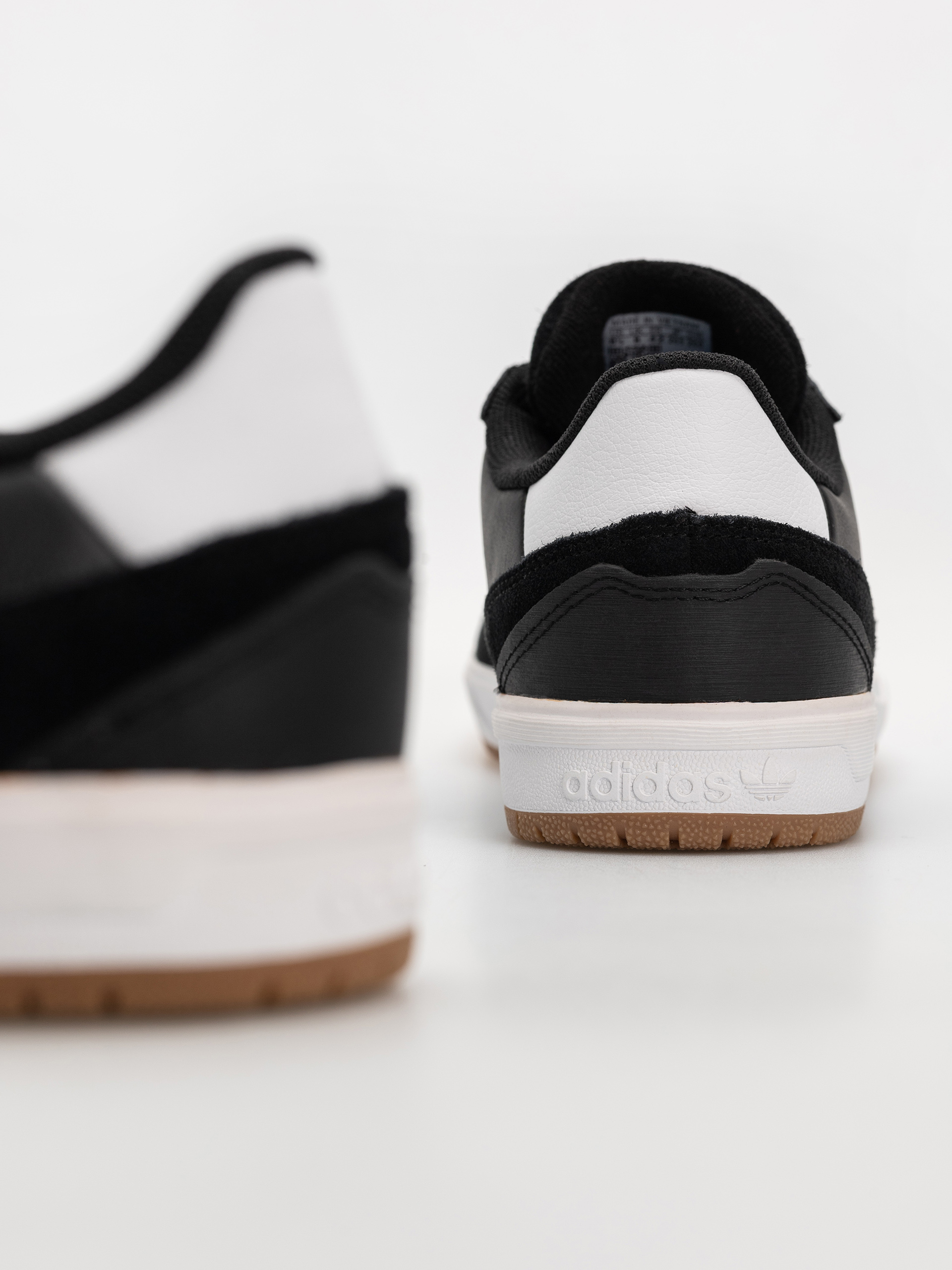 adidas Tyshawn II Schuhe (cblack/ftwwht/gum4)