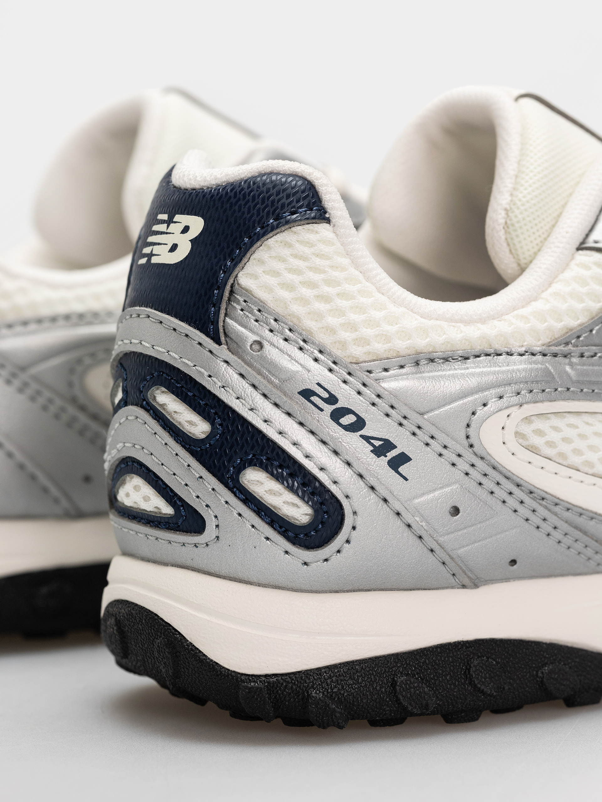 New Balance 204L Shoes (sea salt/silver metallic/nb navy)