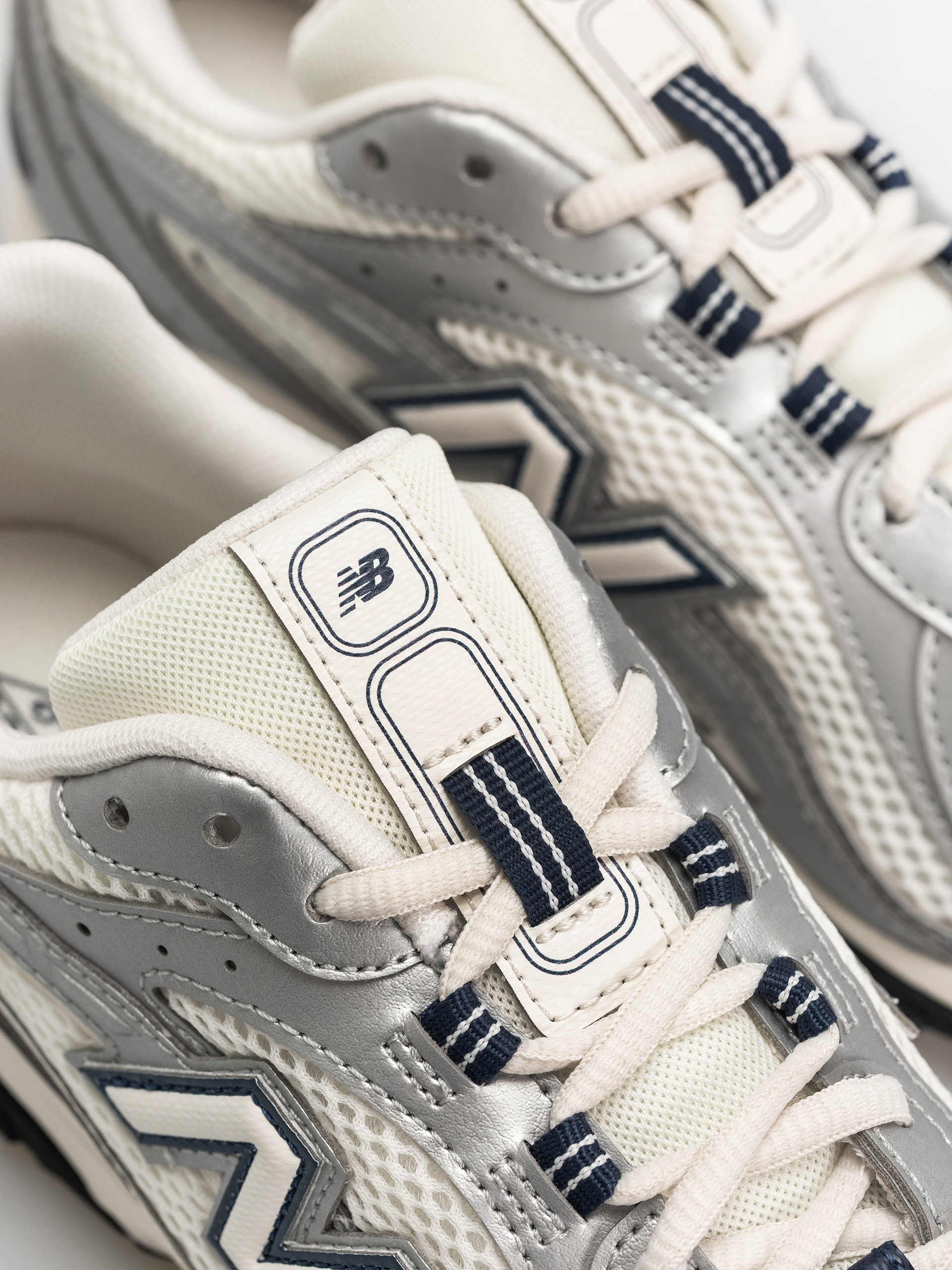 New Balance 204L Shoes (sea salt/silver metallic/nb navy)