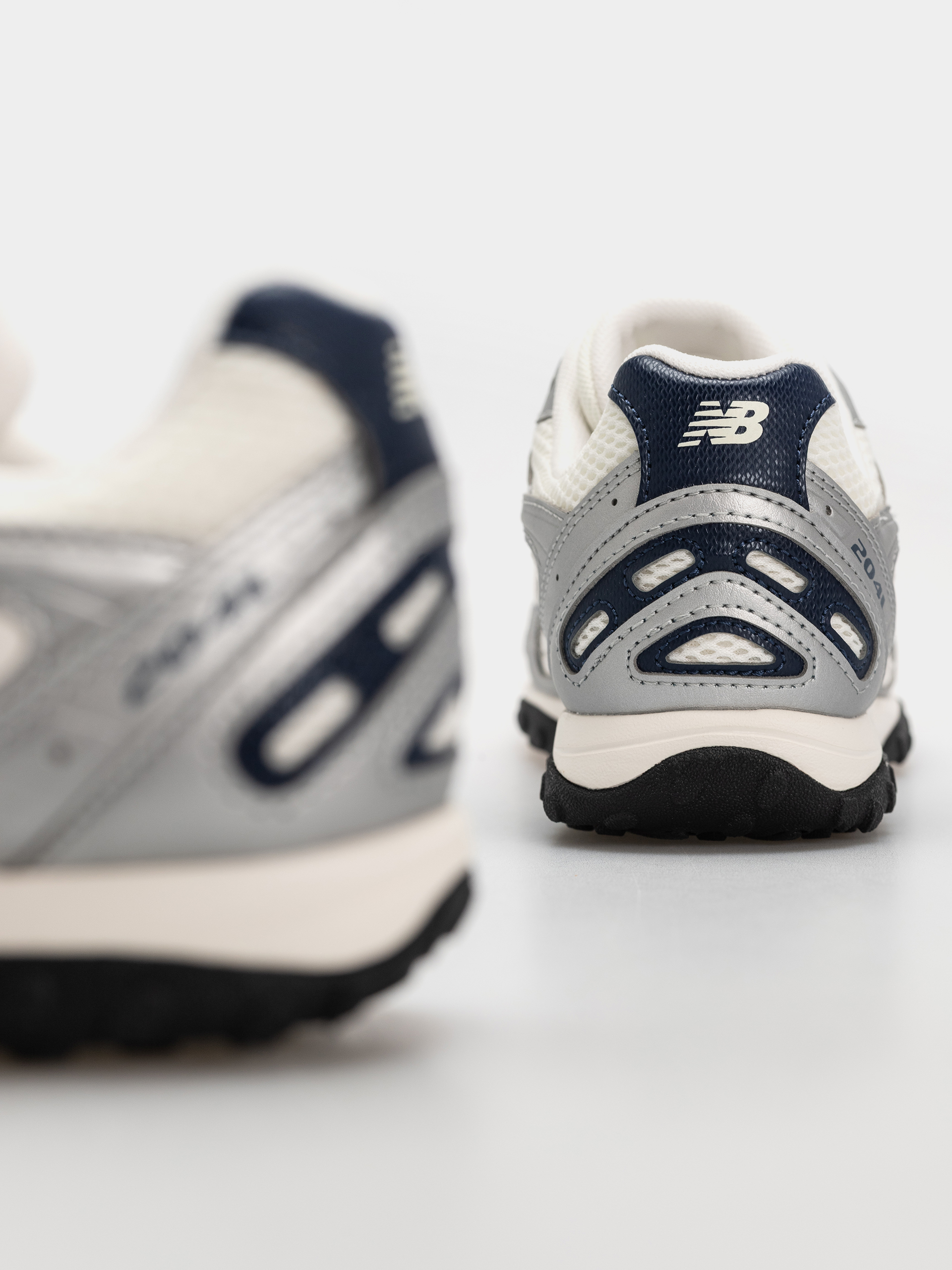 New Balance 204L Shoes (sea salt/silver metallic/nb navy)