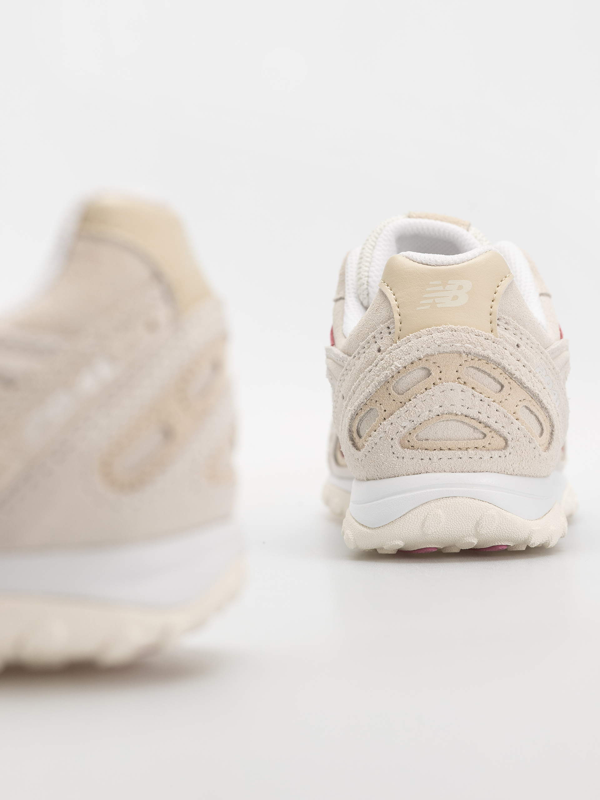 New Balance 204L Shoes (sea salt/bone/pink eraser)