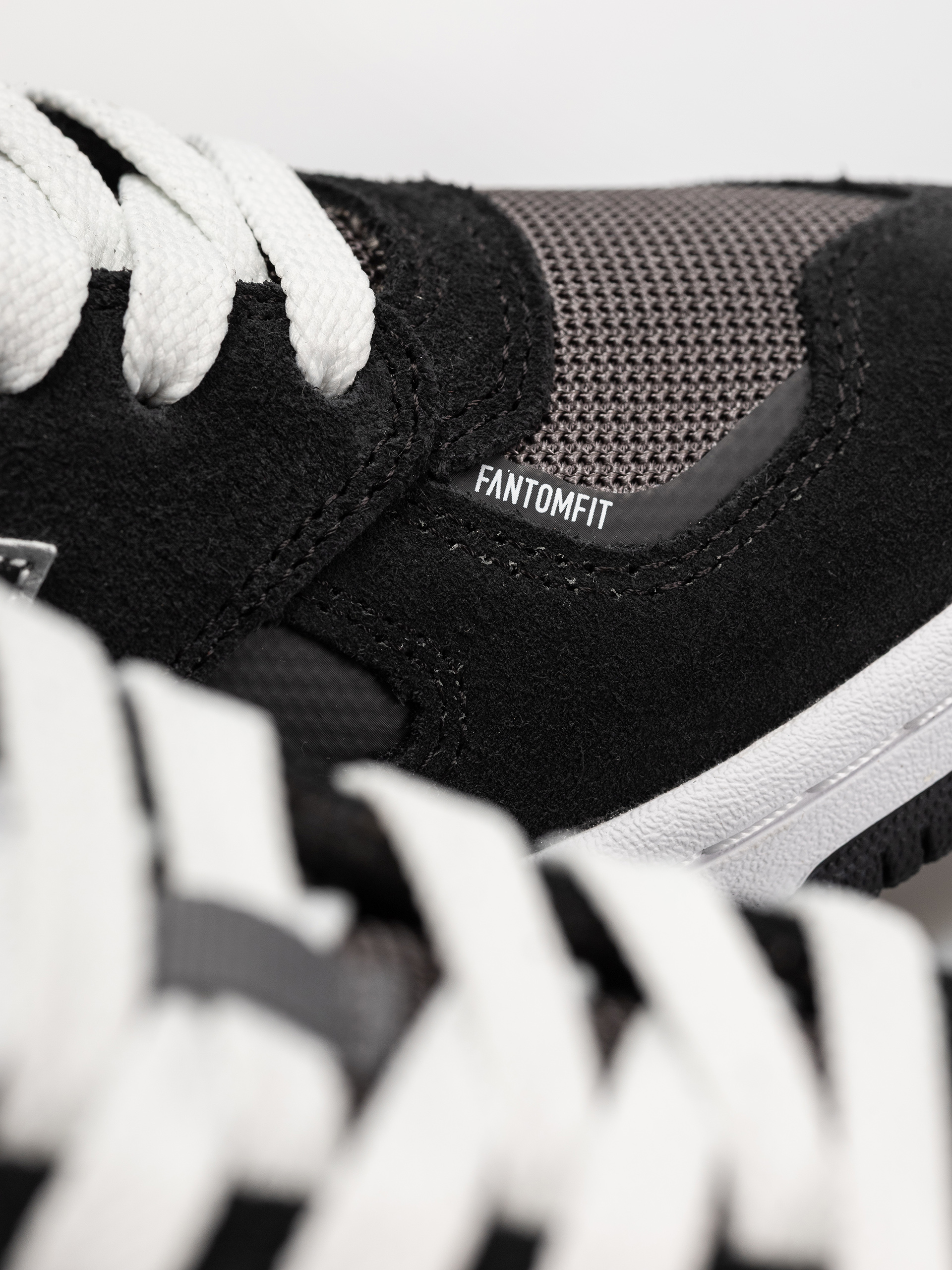 New Balance 600 Schuhe (black/castlerock)