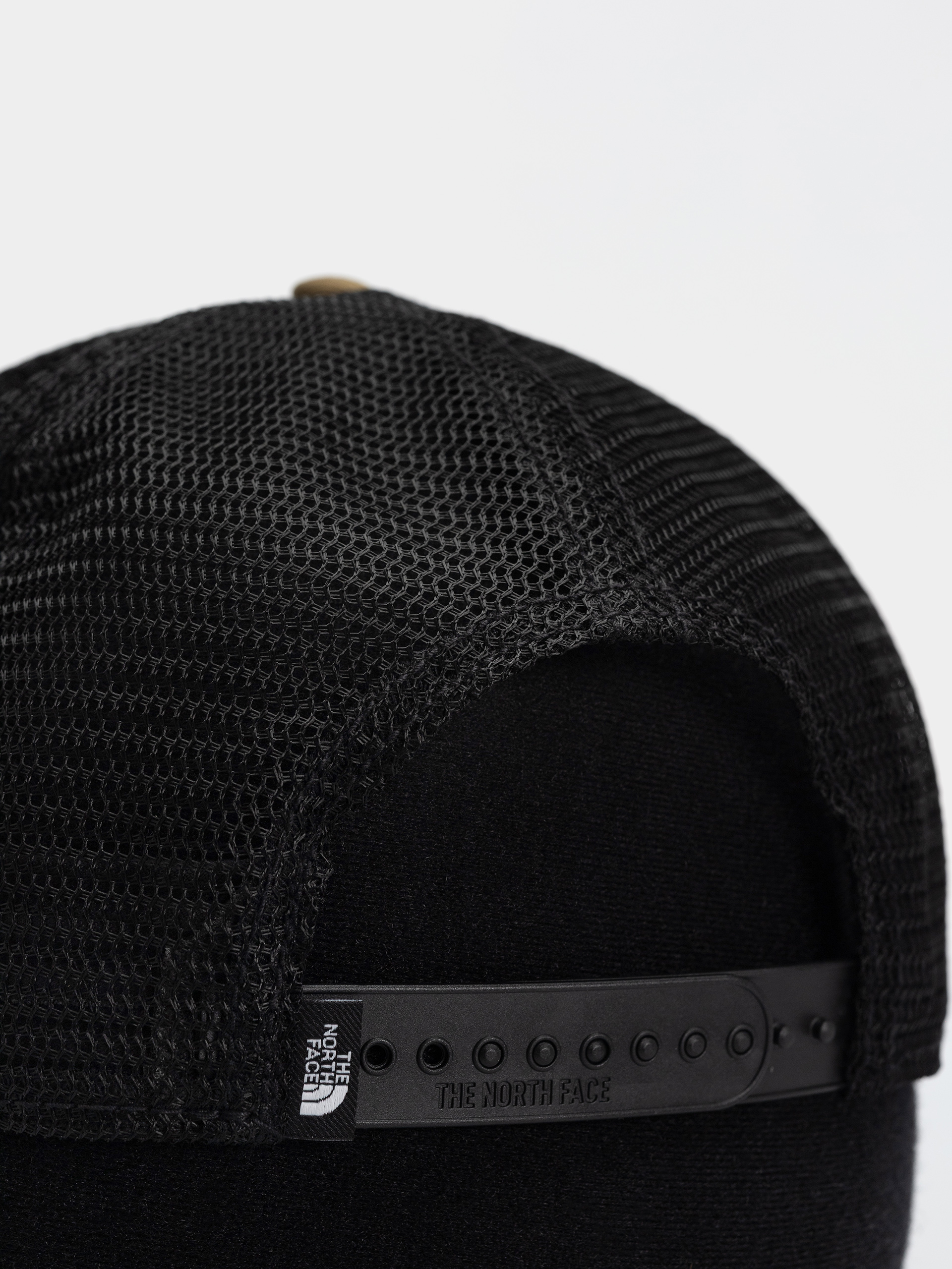 The North Face Embroidered Mudder Trucker Cap (caraway seed/bear graph)