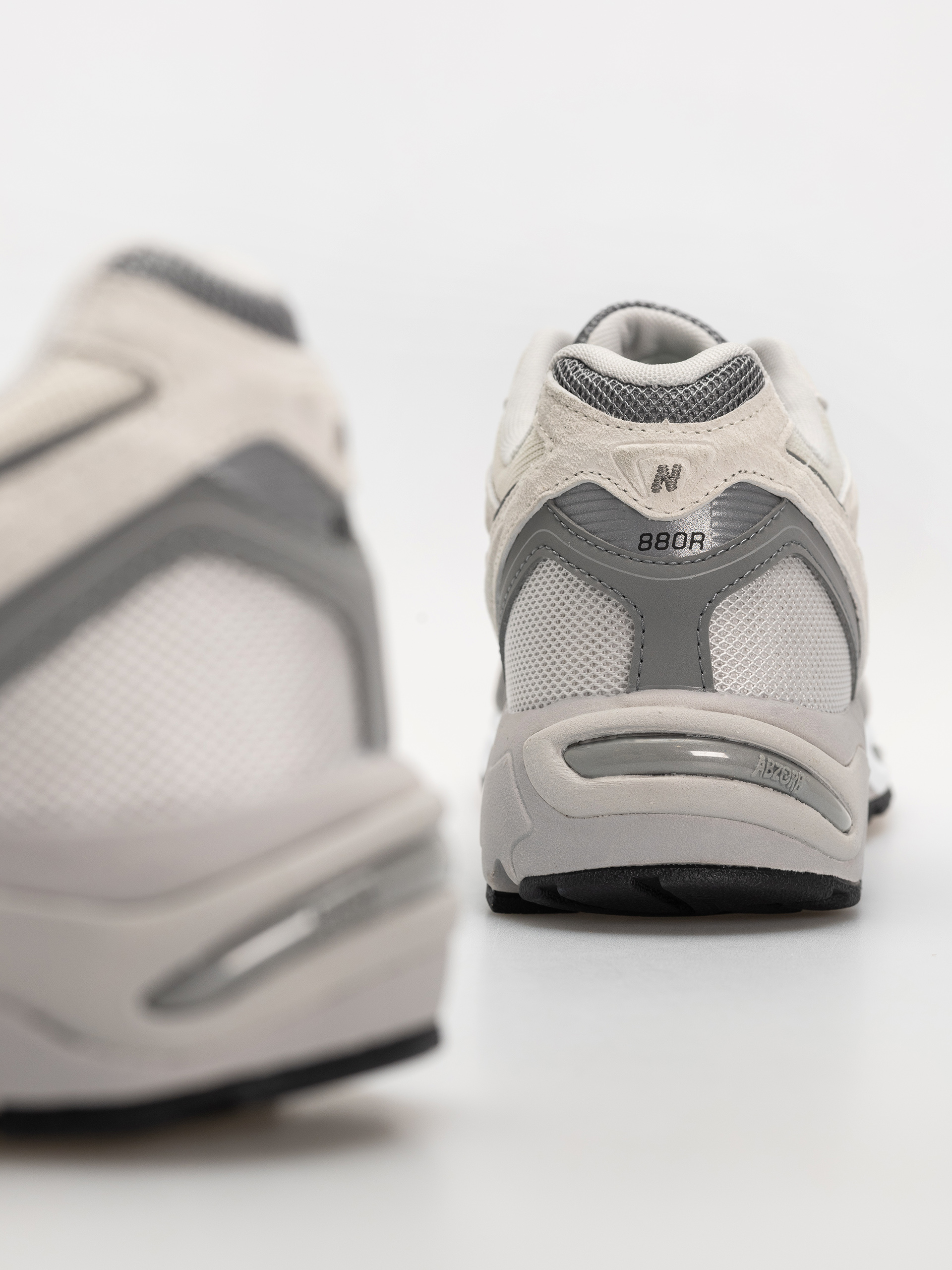 New Balance 880R Shoes (sea salt/slate grey)