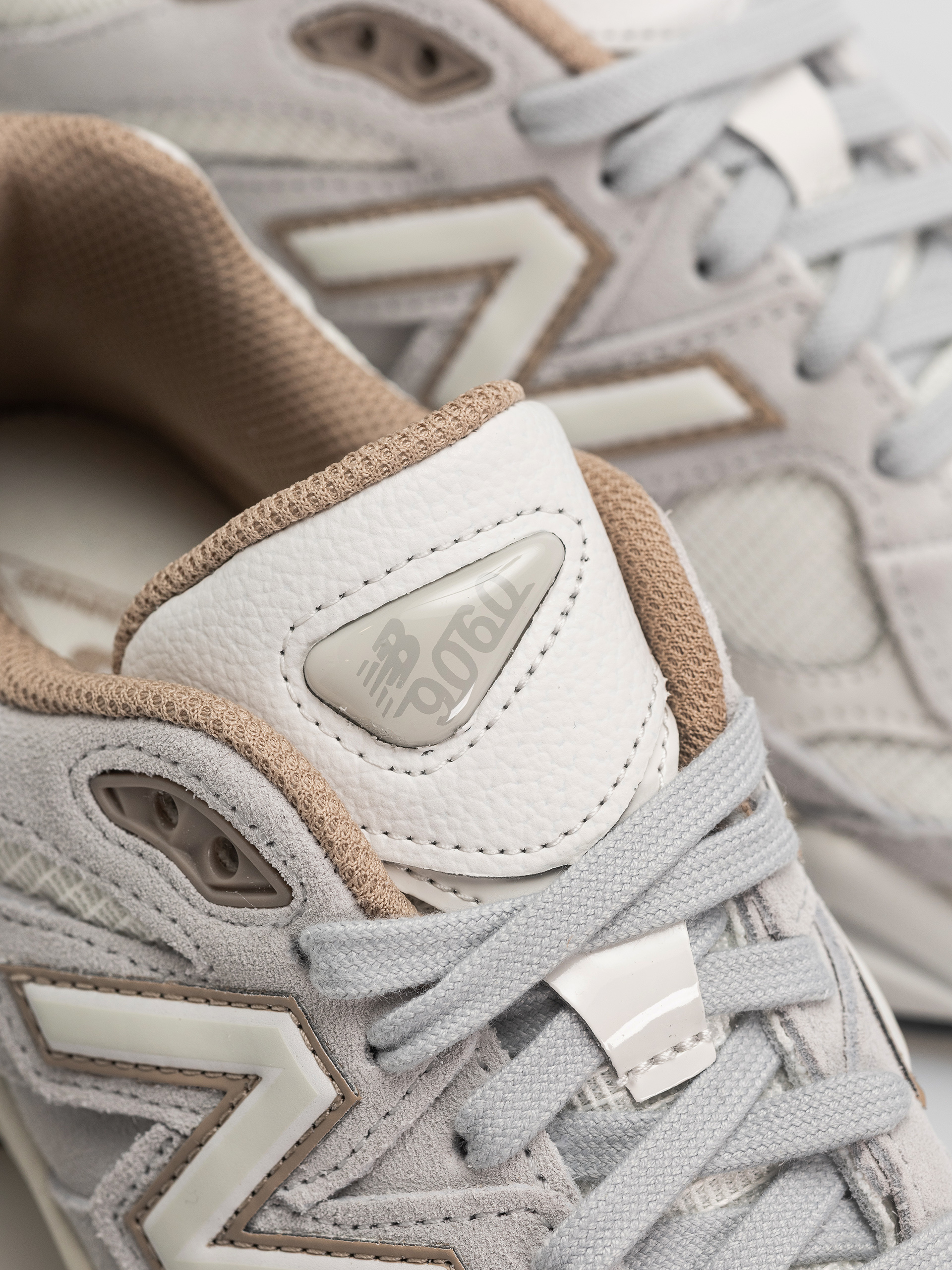 New Balance 9060 Shoes (driftwood/sea salt)
