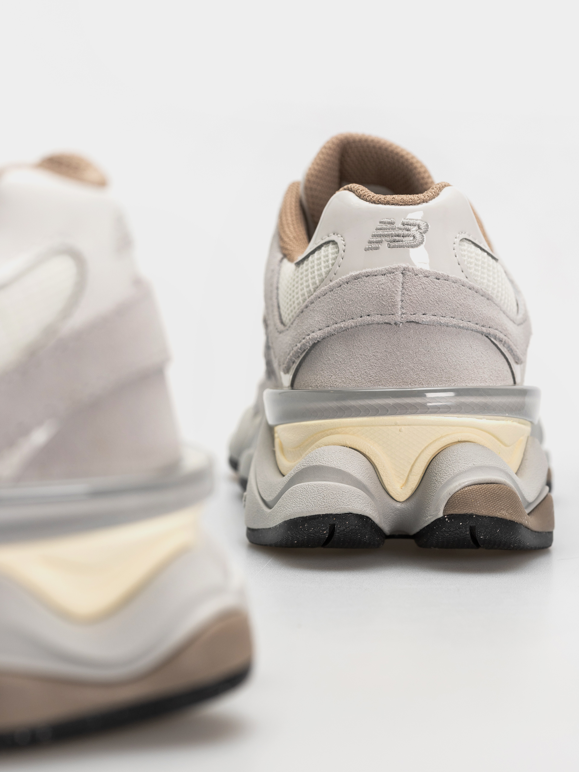 New Balance 9060 Shoes (driftwood/sea salt)