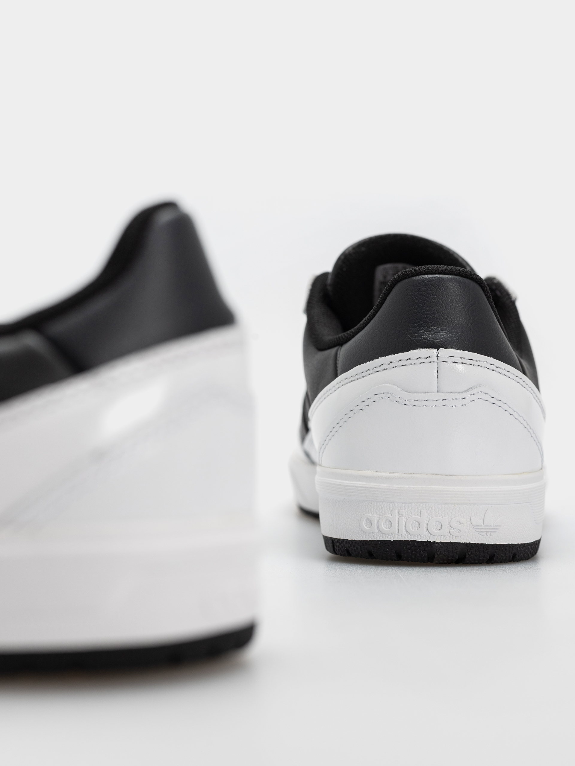 adidas Tyshawn II Shoes (cblack/carbon/ftwwht)