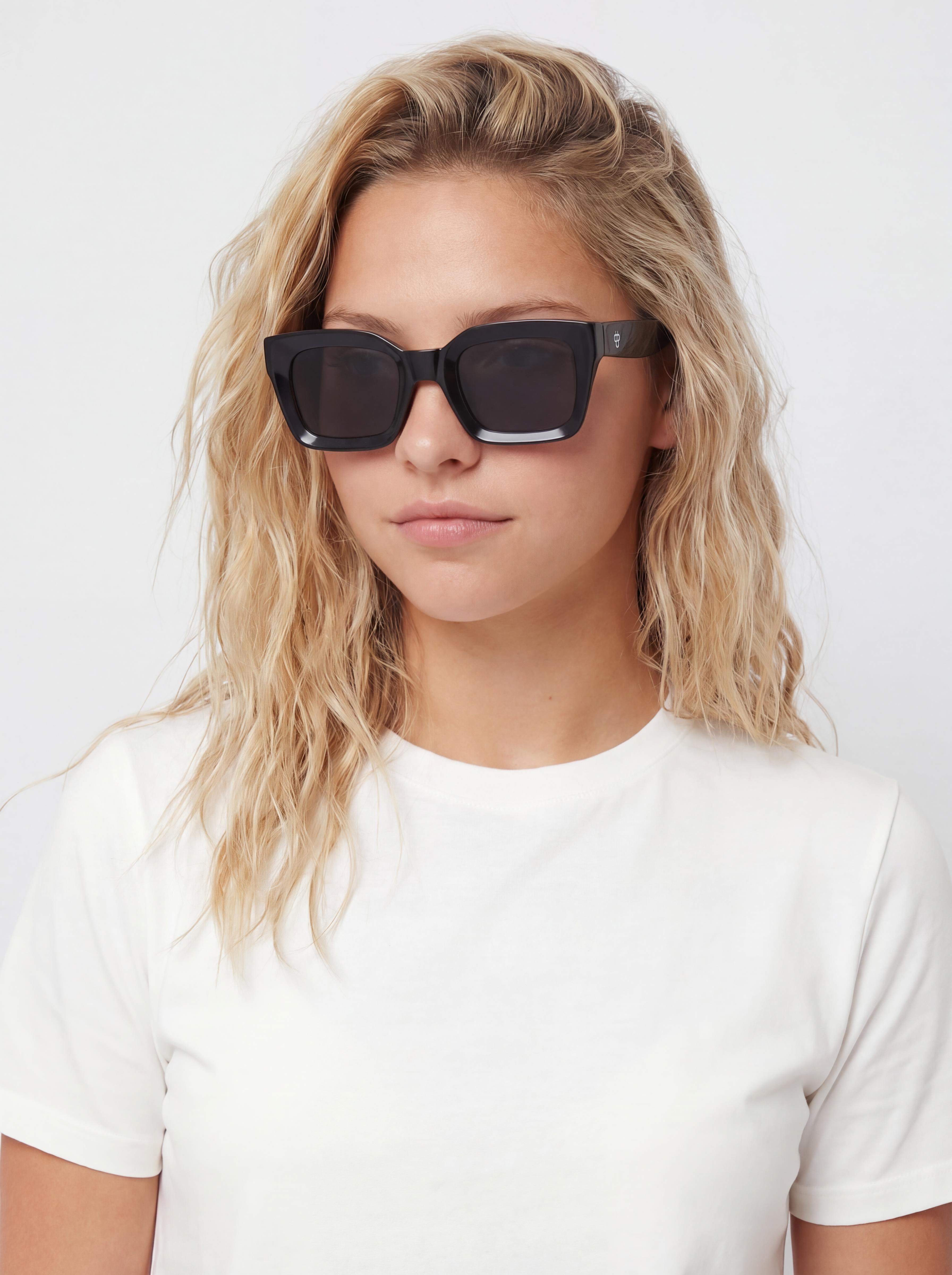 CHPO Anna Sunglasses (matte black/black)