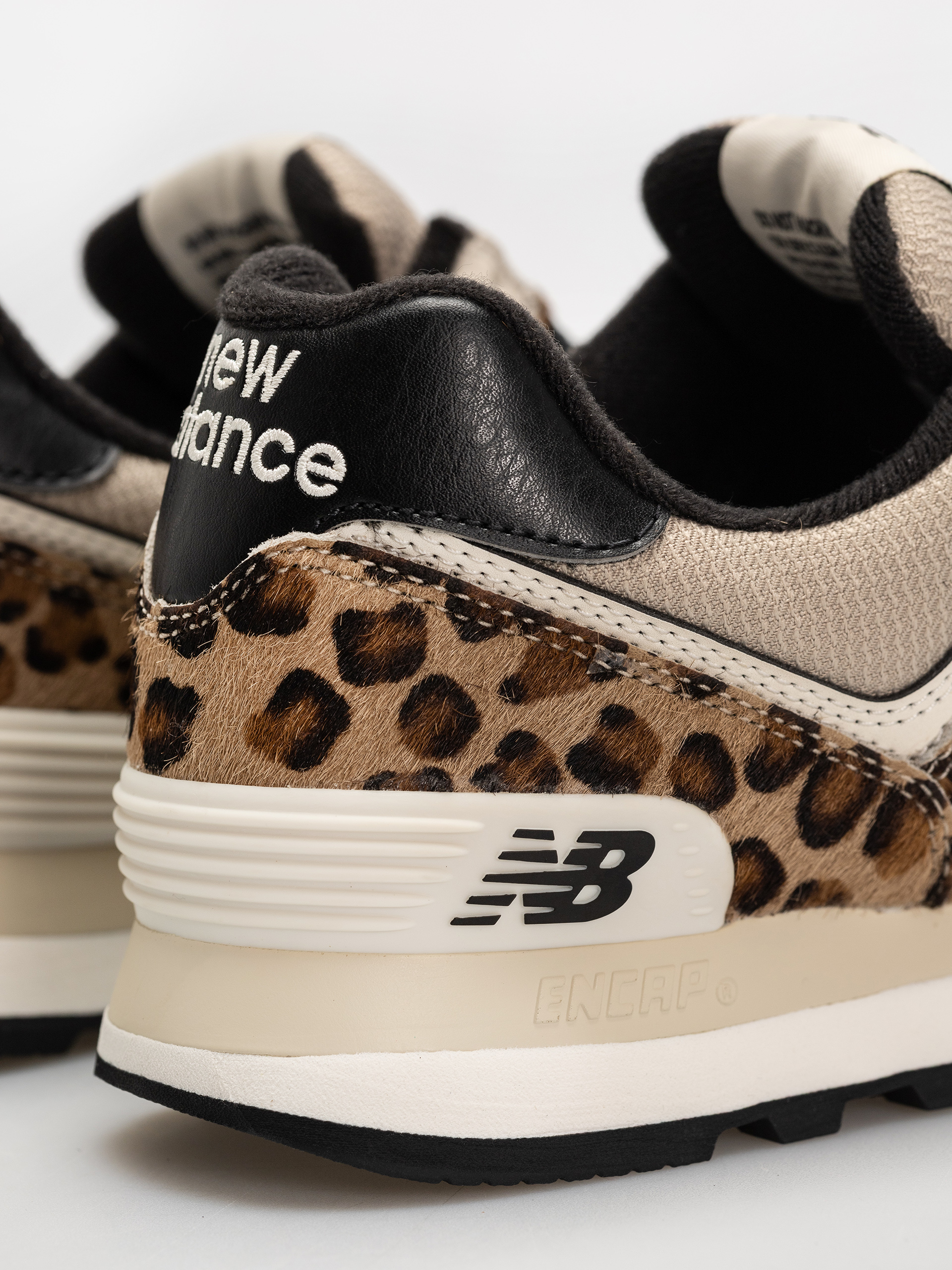 New Balance 574 Wmn Schuhe (stoneware/linen/black)
