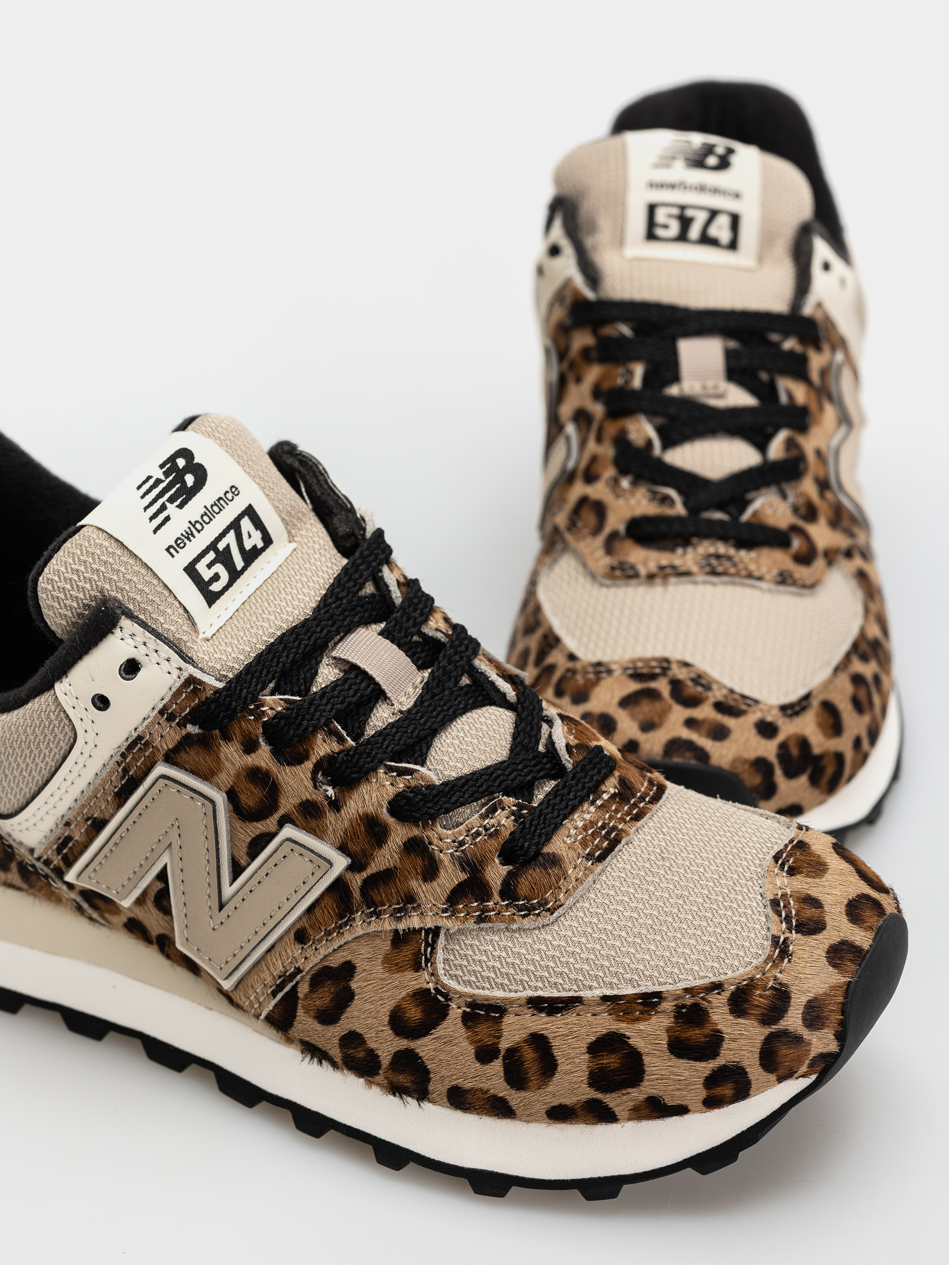 New Balance 574 Wmn Shoes (stoneware/linen/black)