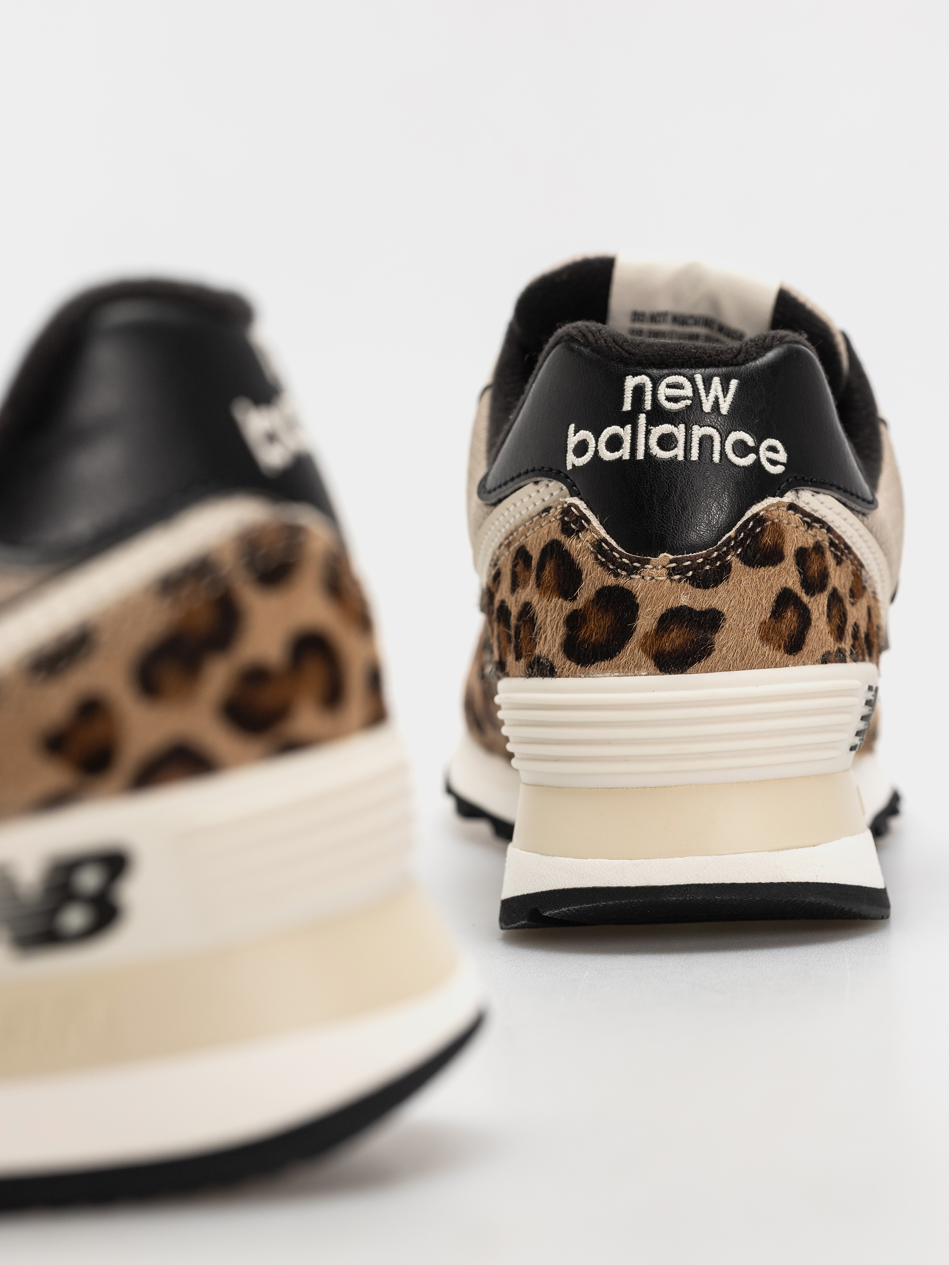 New Balance 574 Wmn Shoes (stoneware/linen/black)