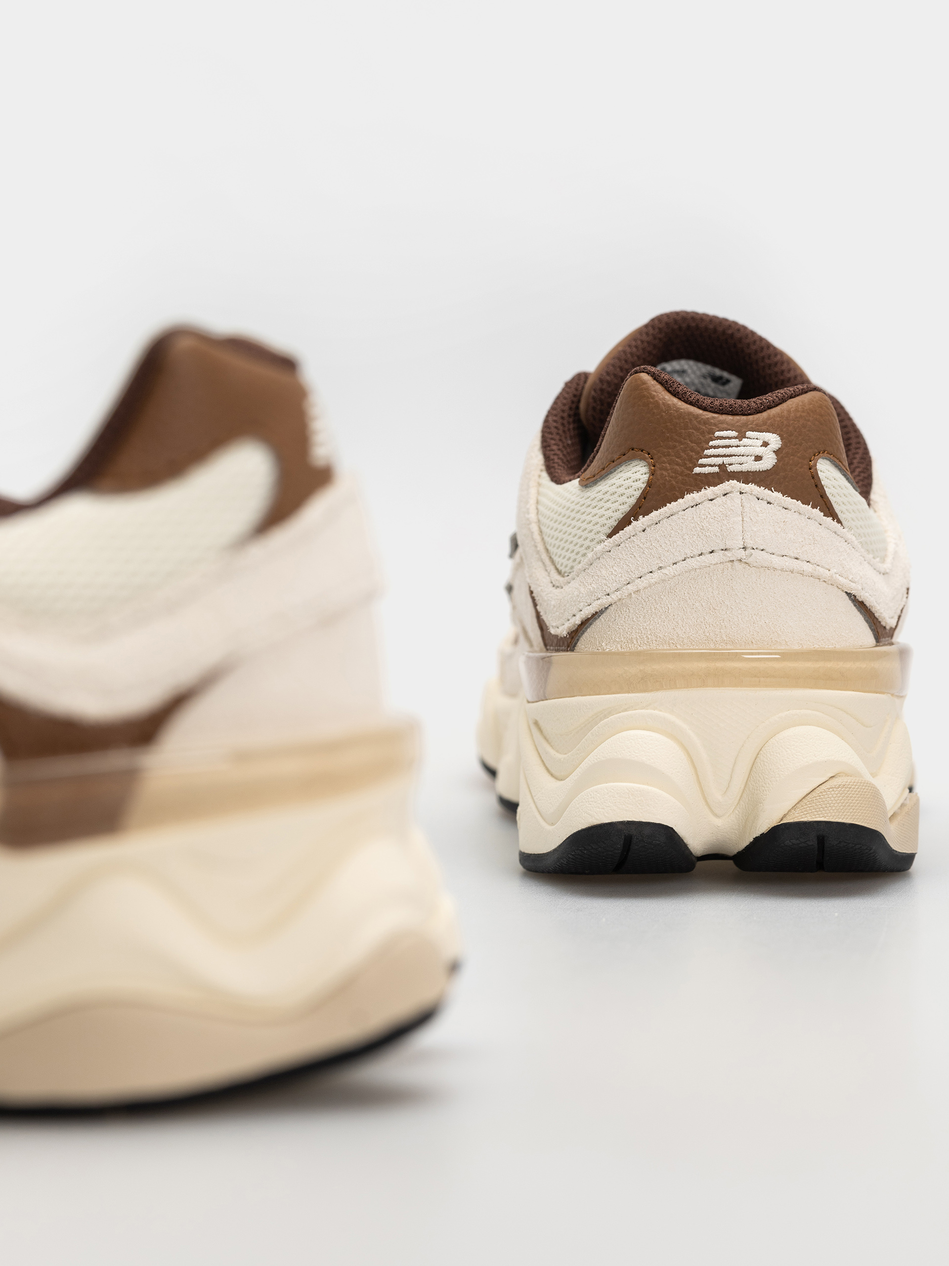 New Balance 9060 JR Shoes (breakfast tea/angora)