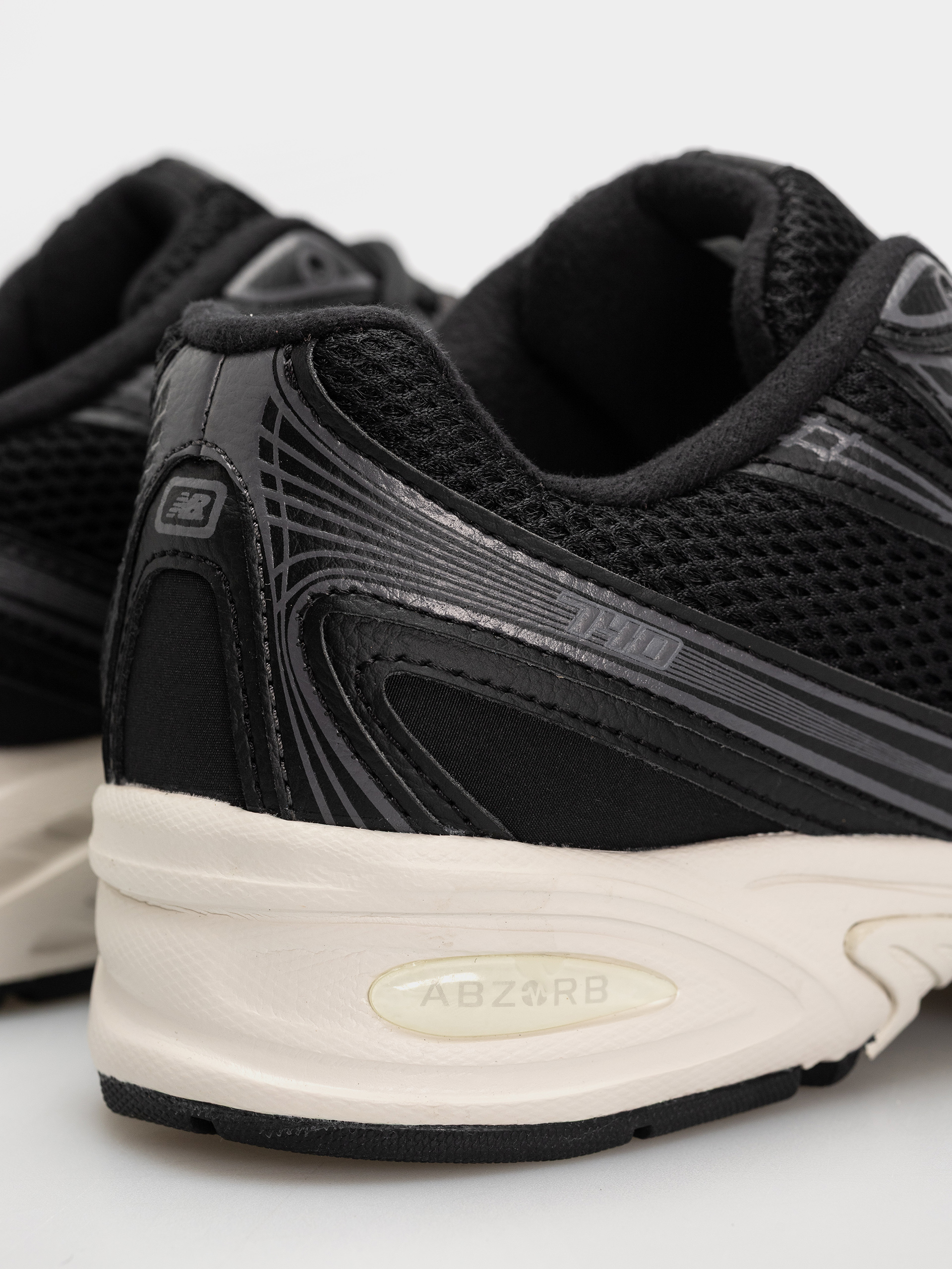 New Balance 740 Shoes (black/sea salt)