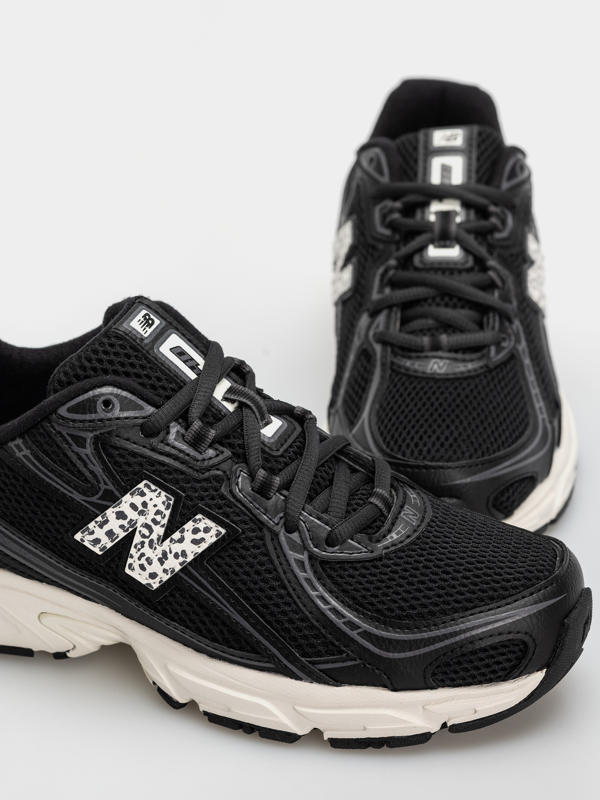 New Balance 740 Shoes (black/sea salt)