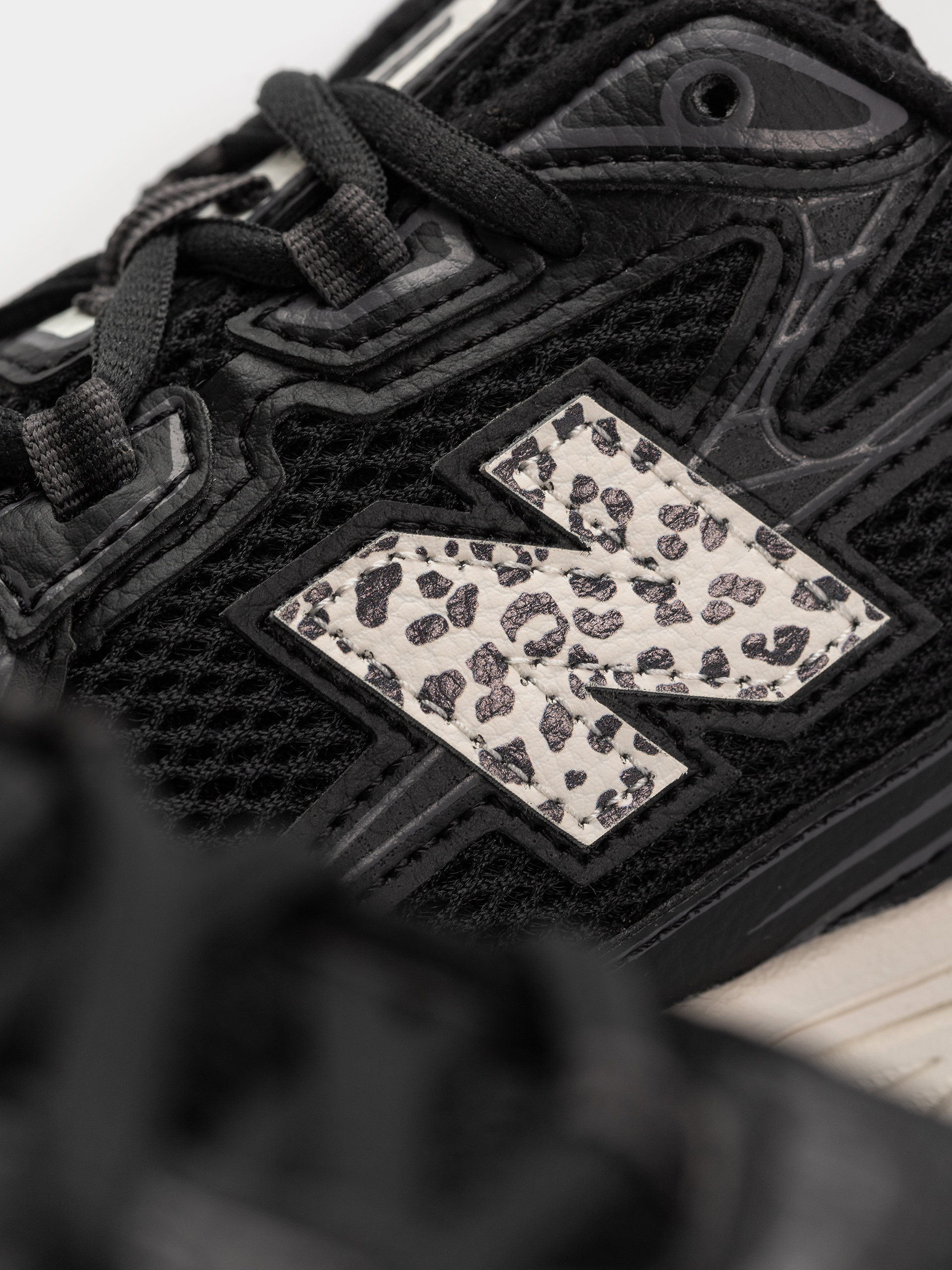 New Balance 740 Shoes (black/sea salt)