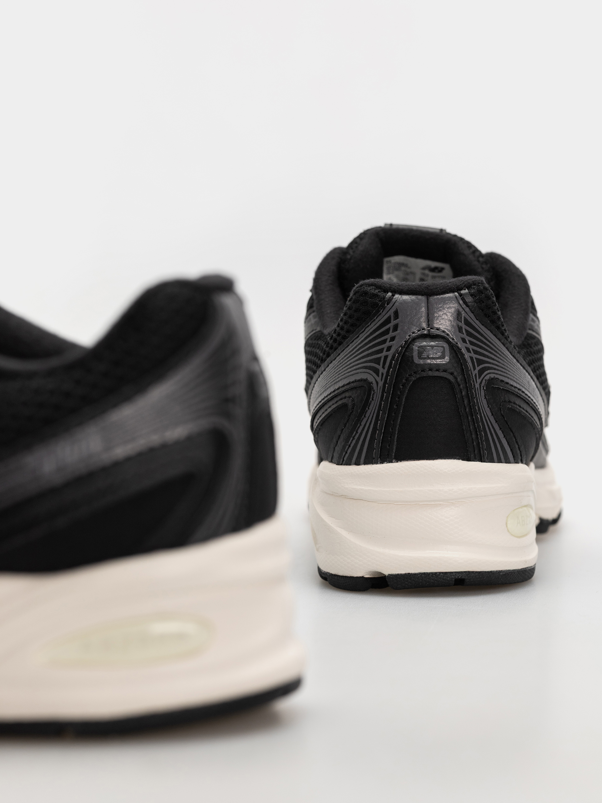 New Balance 740 Schuhe (black/sea salt)