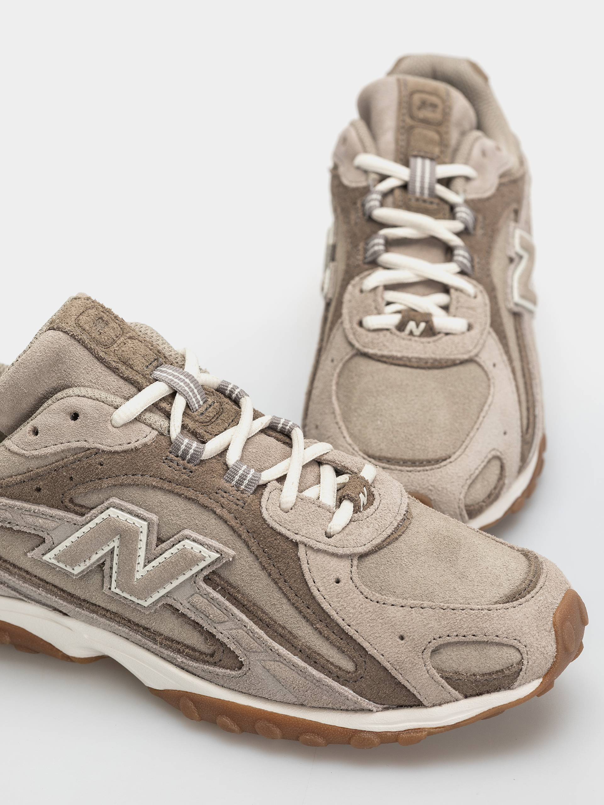 New Balance 204L Shoes (arid stone/thunder brown)