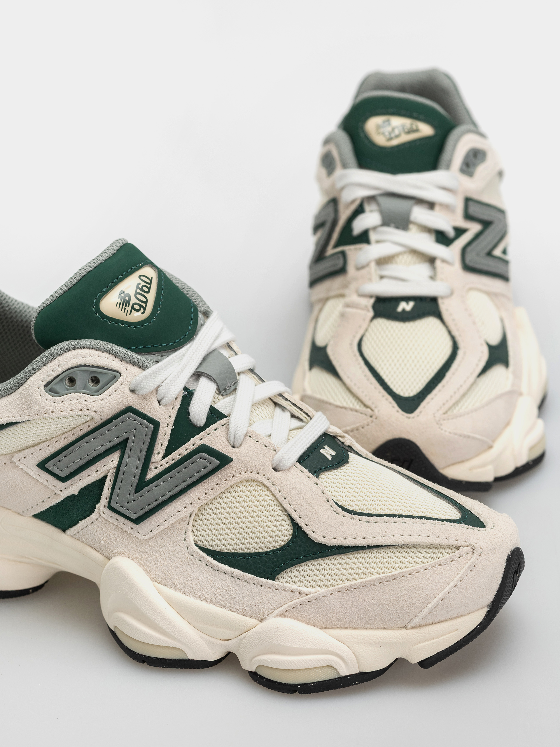 New Balance 9060 Shoes (nightwatch green/angora)