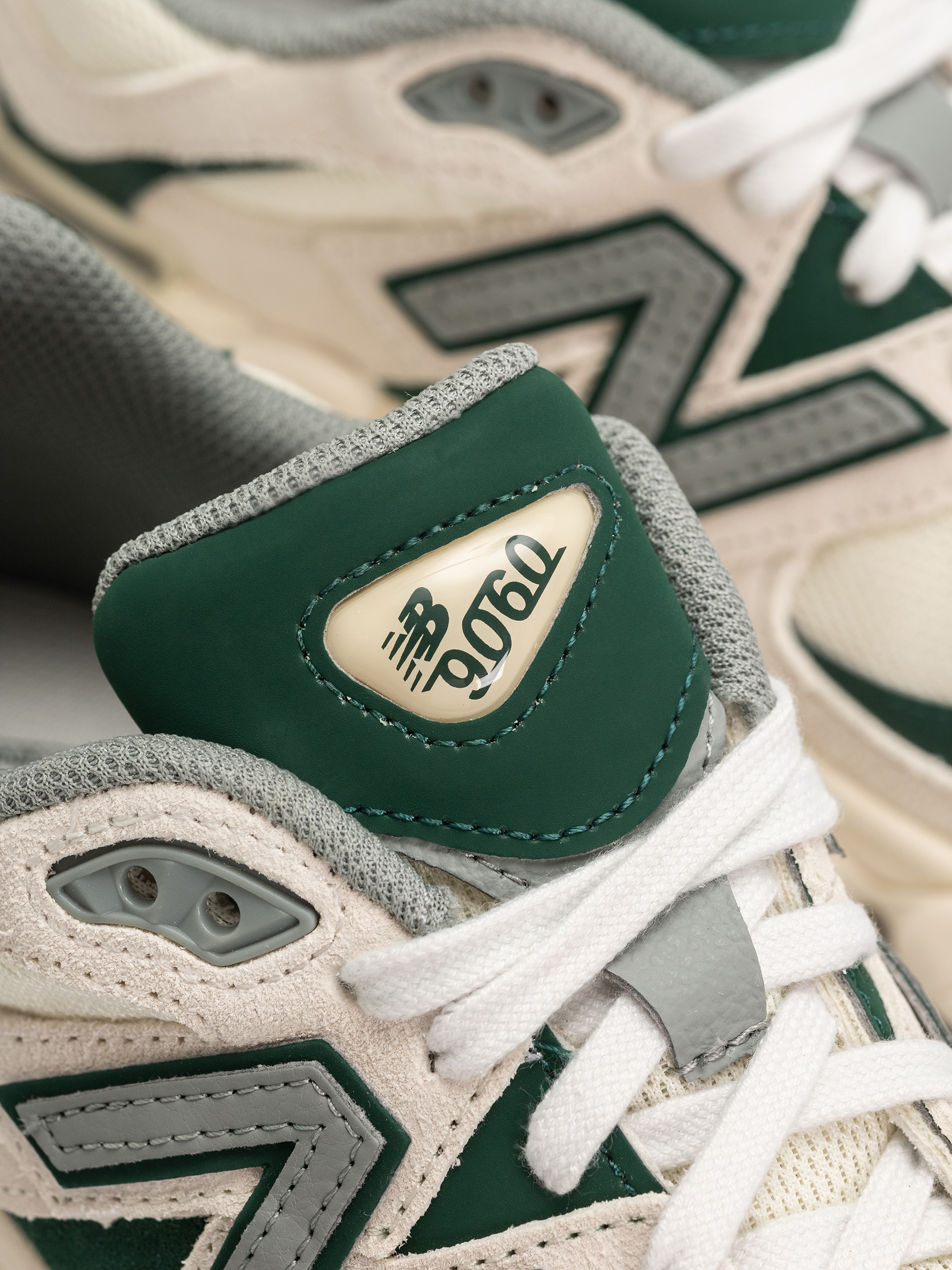 New Balance 9060 Shoes (nightwatch green/angora)