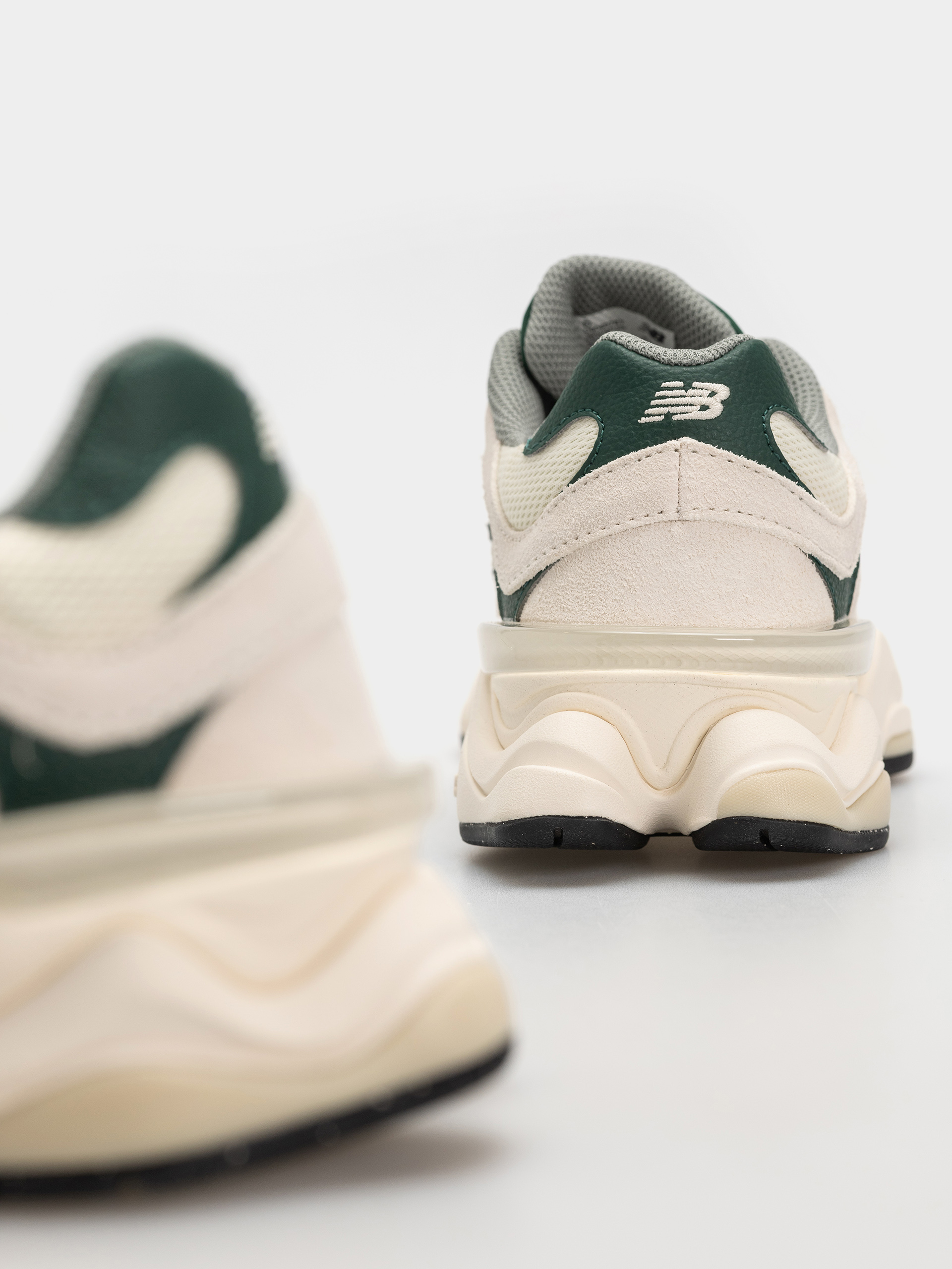 New Balance 9060 Shoes (nightwatch green/angora)