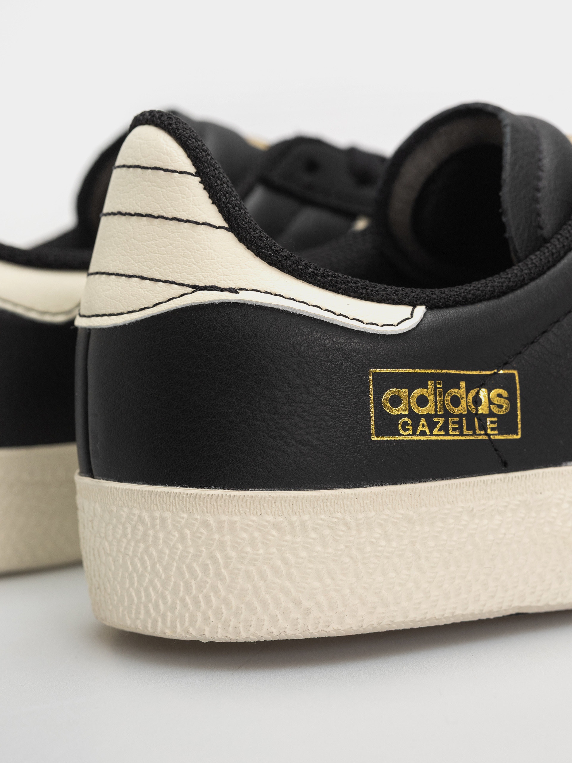 adidas Gazelle Adv Shoes (cblack/crewht/goldmt)