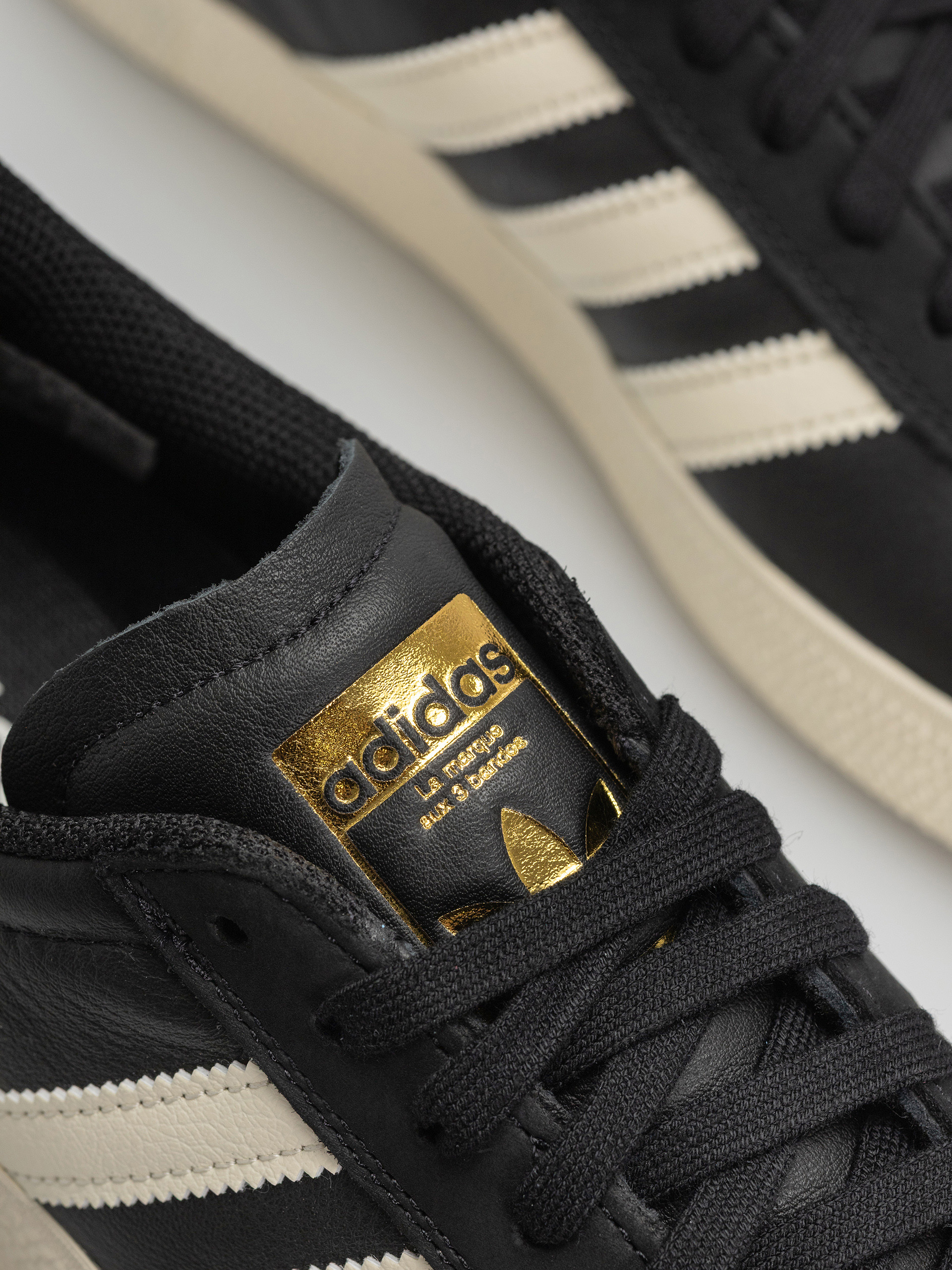 adidas Gazelle Adv Shoes (cblack/crewht/goldmt)