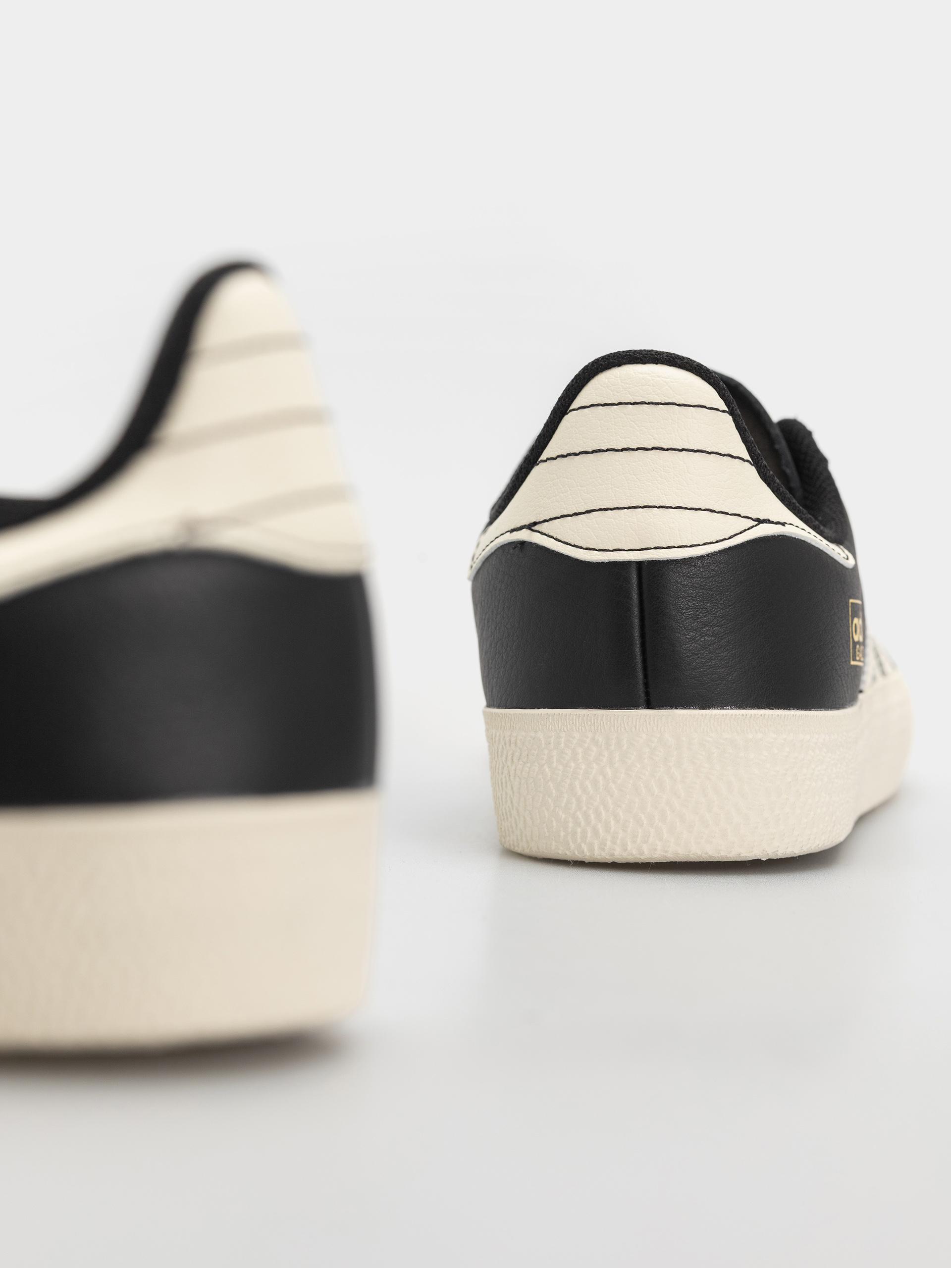 adidas Gazelle Adv Schuhe (cblack/crewht/goldmt)