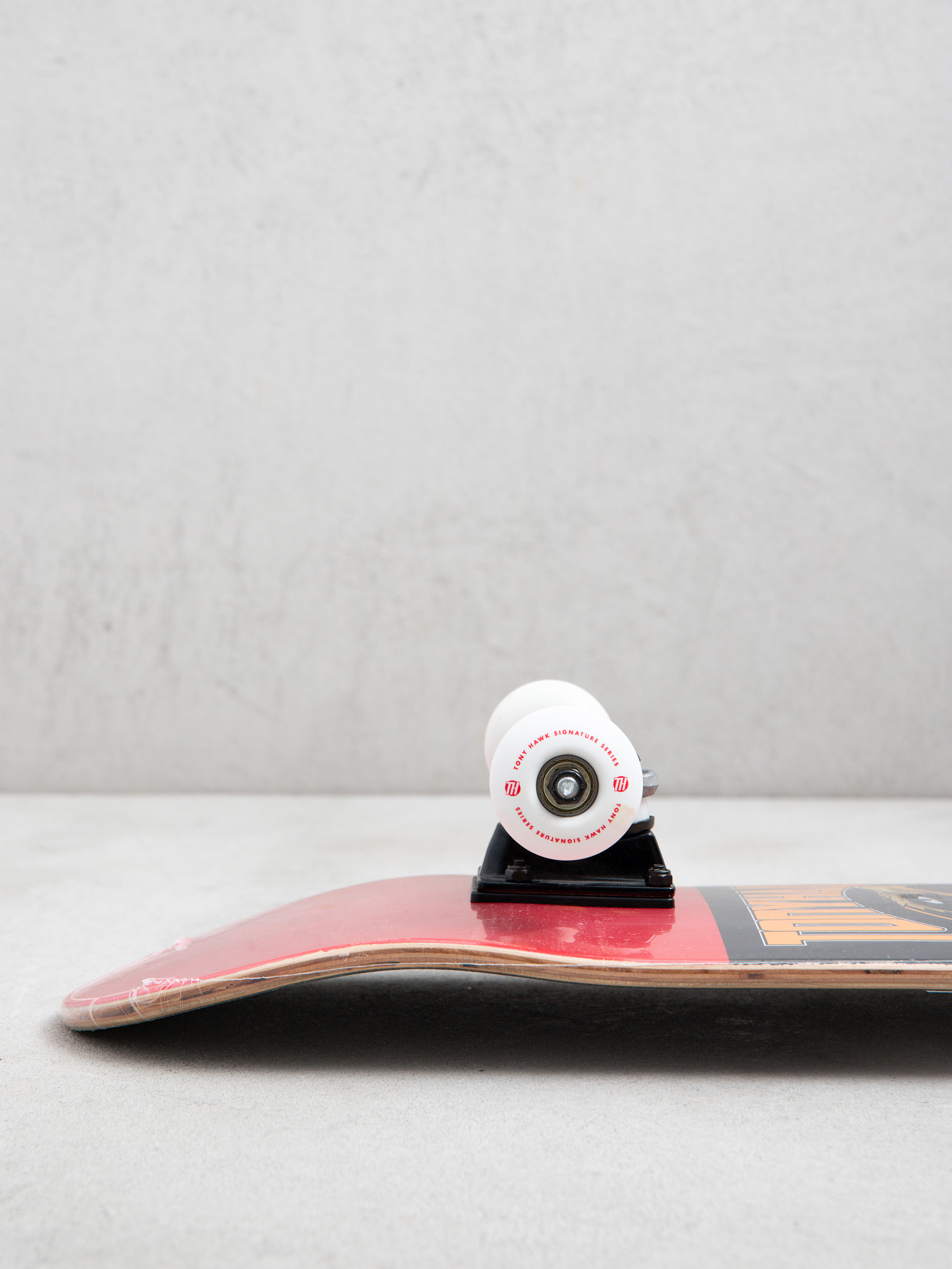 Tony Hawk Bird Logo Skateboard (red)