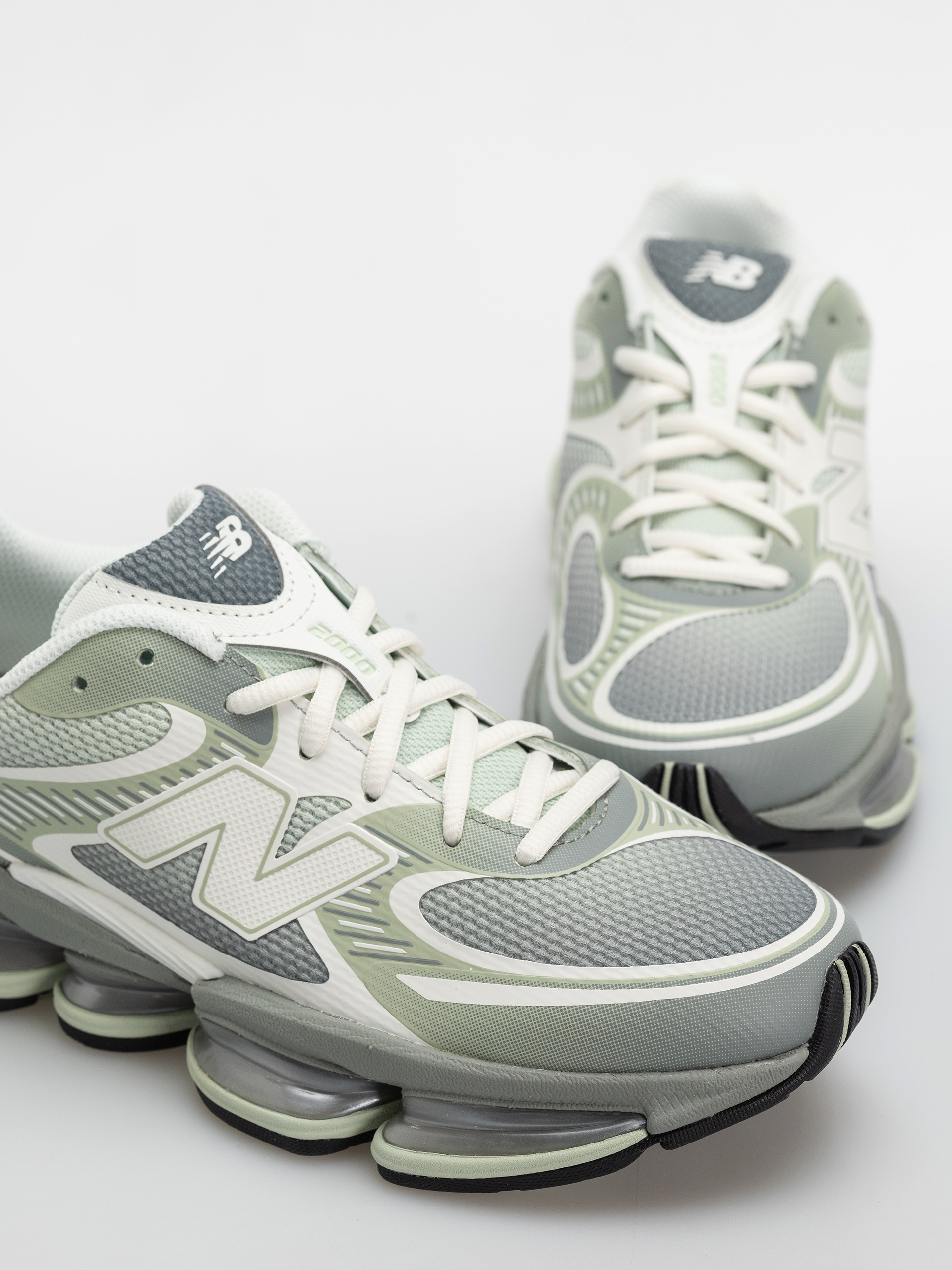 New Balance 2000 Shoes (silver moss/bayberry/sea salt)