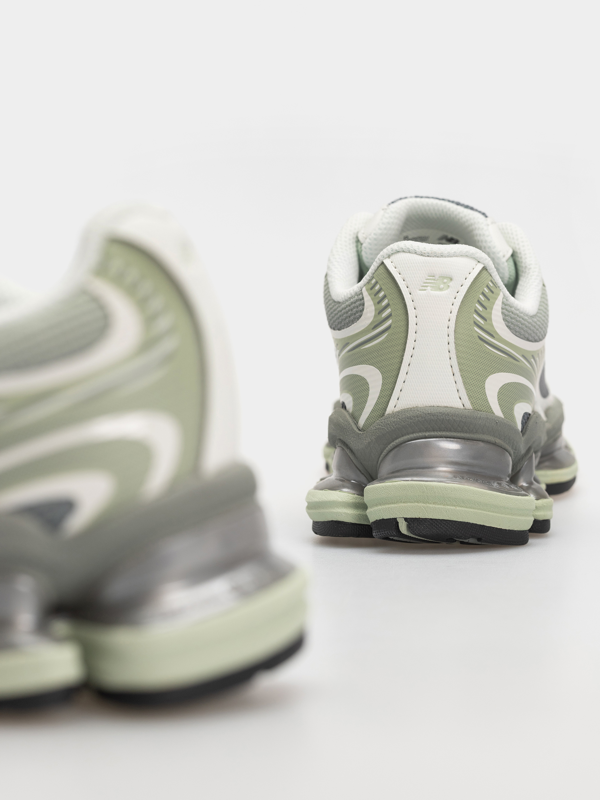 New Balance 2000 Shoes (silver moss/bayberry/sea salt)