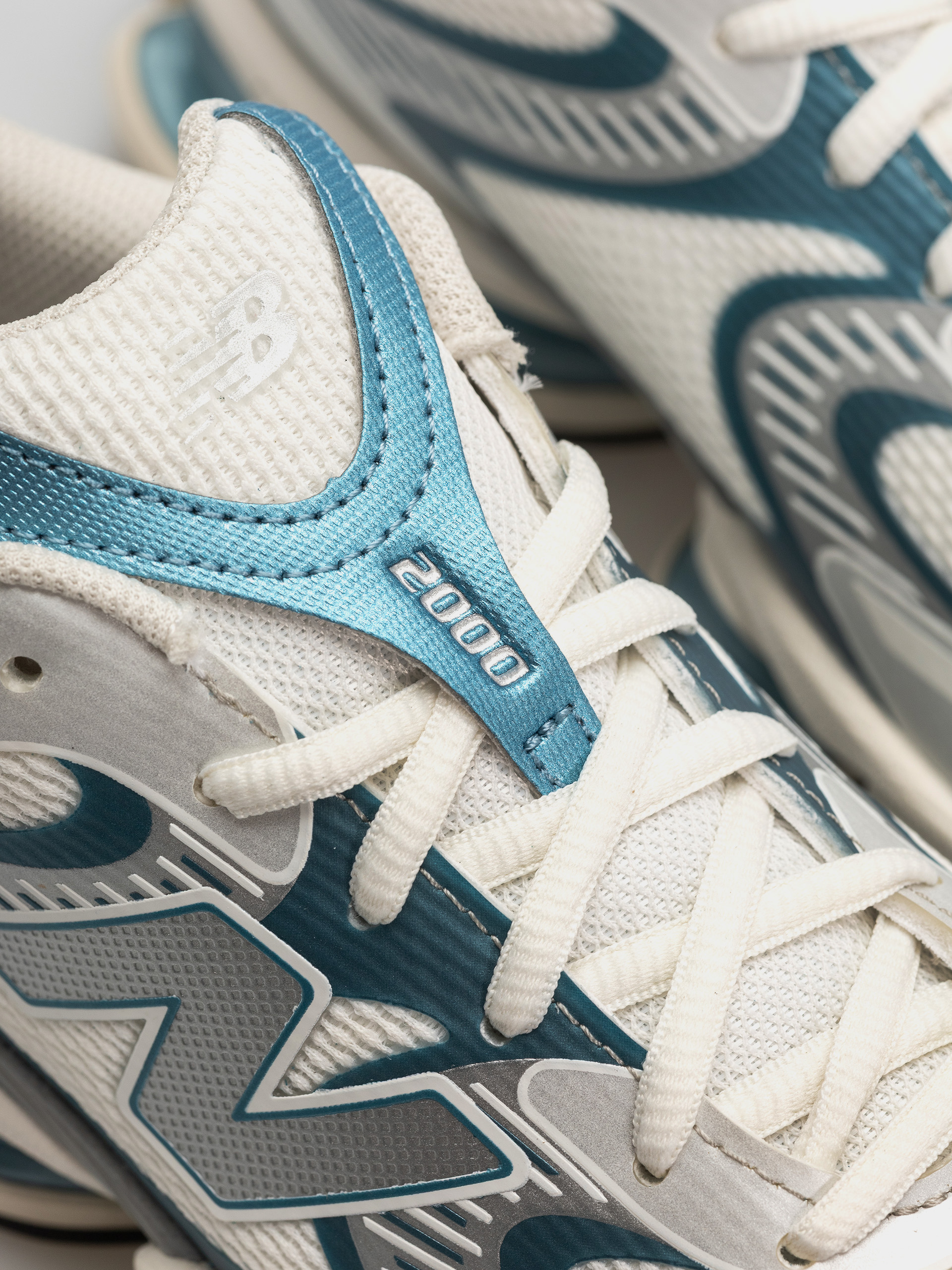 New Balance 2000 Shoes (sea salt/altitude metallic)